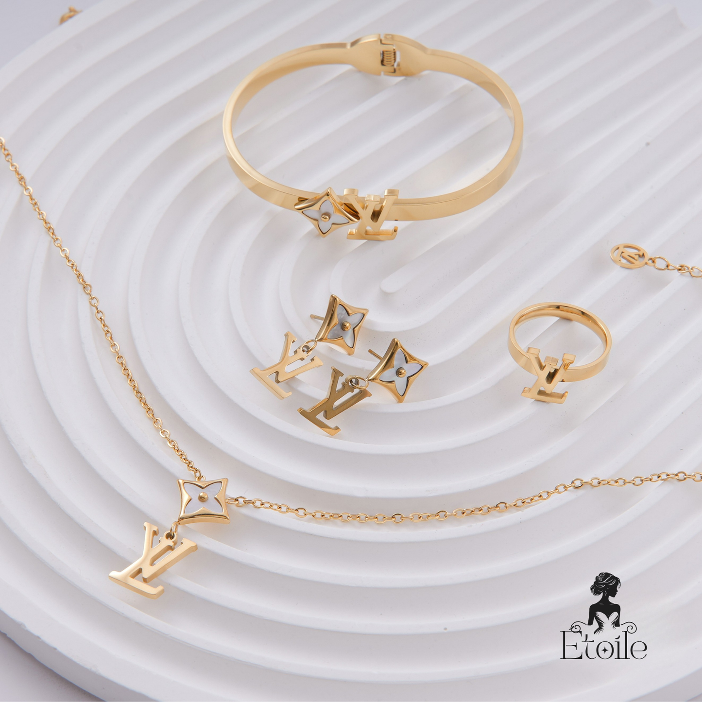 ✨ طقم لويس فيتون Louis Vuitton – 4 قطع أبيض فاخر ✨