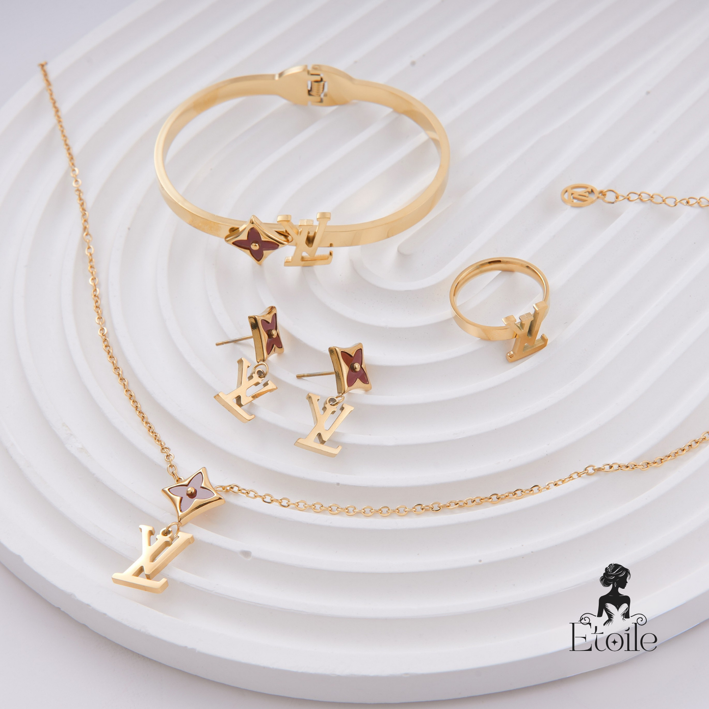 ✨ طقم لويس فيتون Louis Vuitton – 4 قطع أحمر فاخر ✨