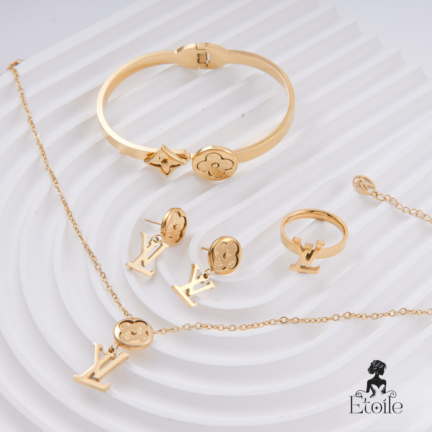 ✨ طقم لويس فيتون Louis Vuitton – 4 قطع ذهبي فاخر ✨