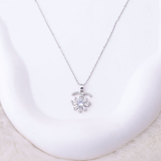 طقم شانيل – وردة قطعتين بزركون فضي 🌸💎