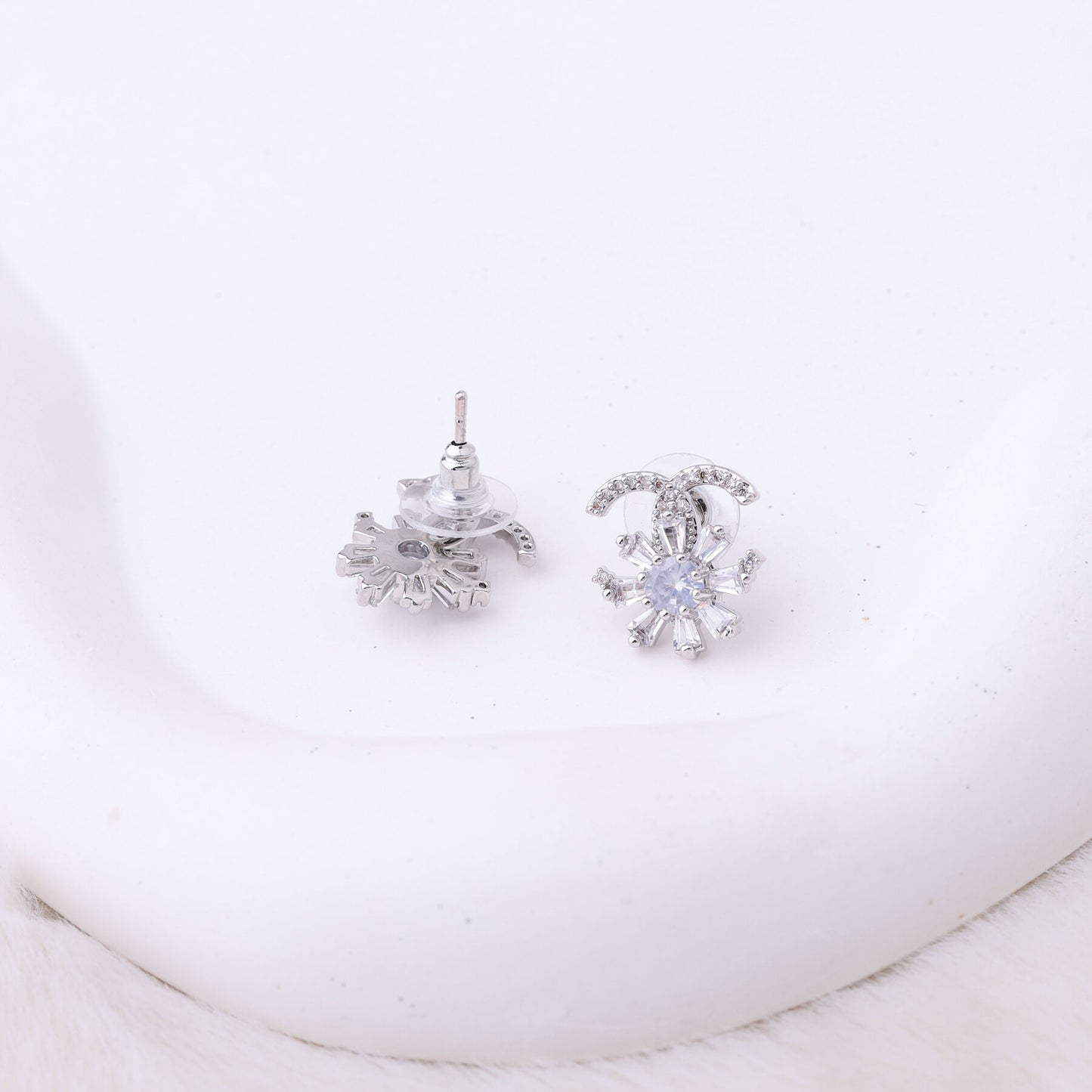 طقم شانيل – وردة قطعتين بزركون فضي 🌸💎