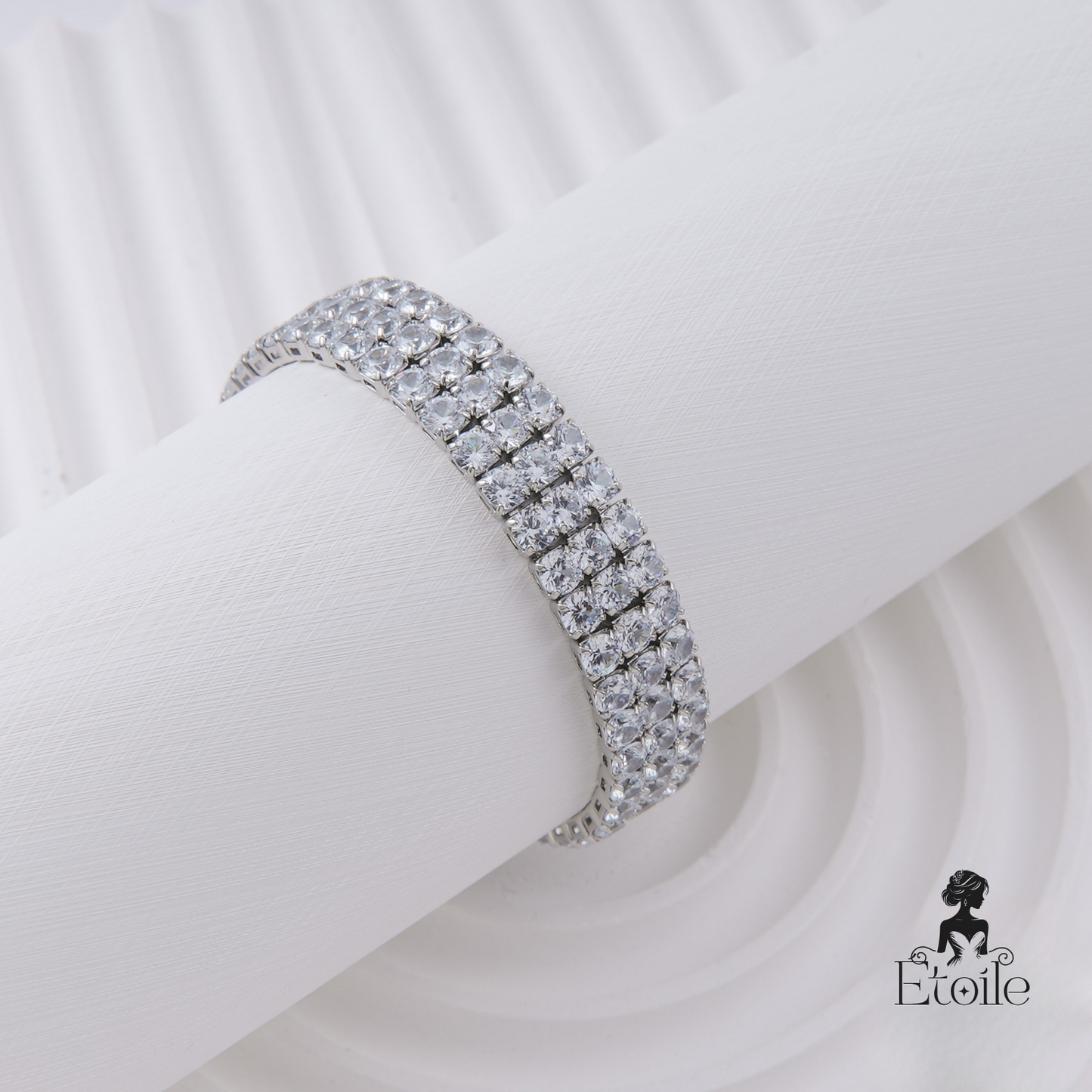 ✨ اسوارة تنس زركون عريض سادة – فضي ✨