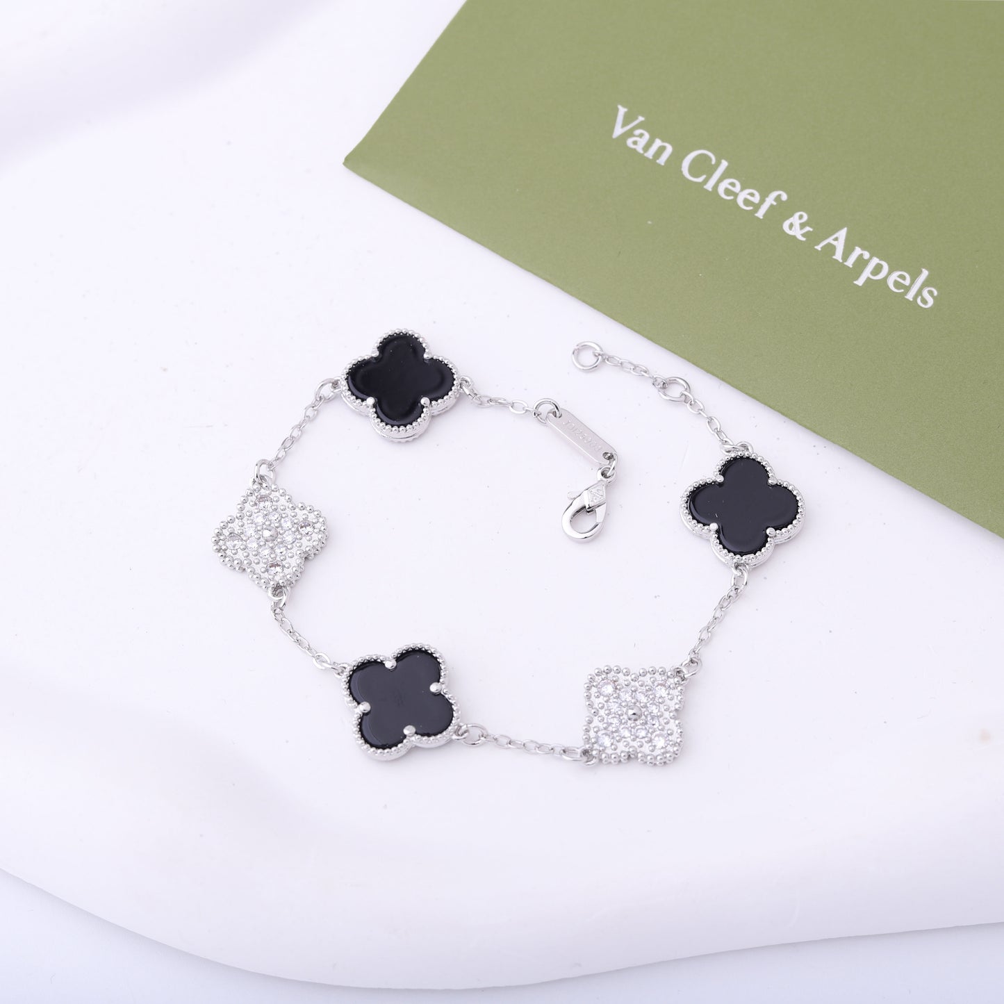 ✨ أسوارة فان كليف أسود وفضي زركون - مختوم بختم الأصالة ✨ (مختم)