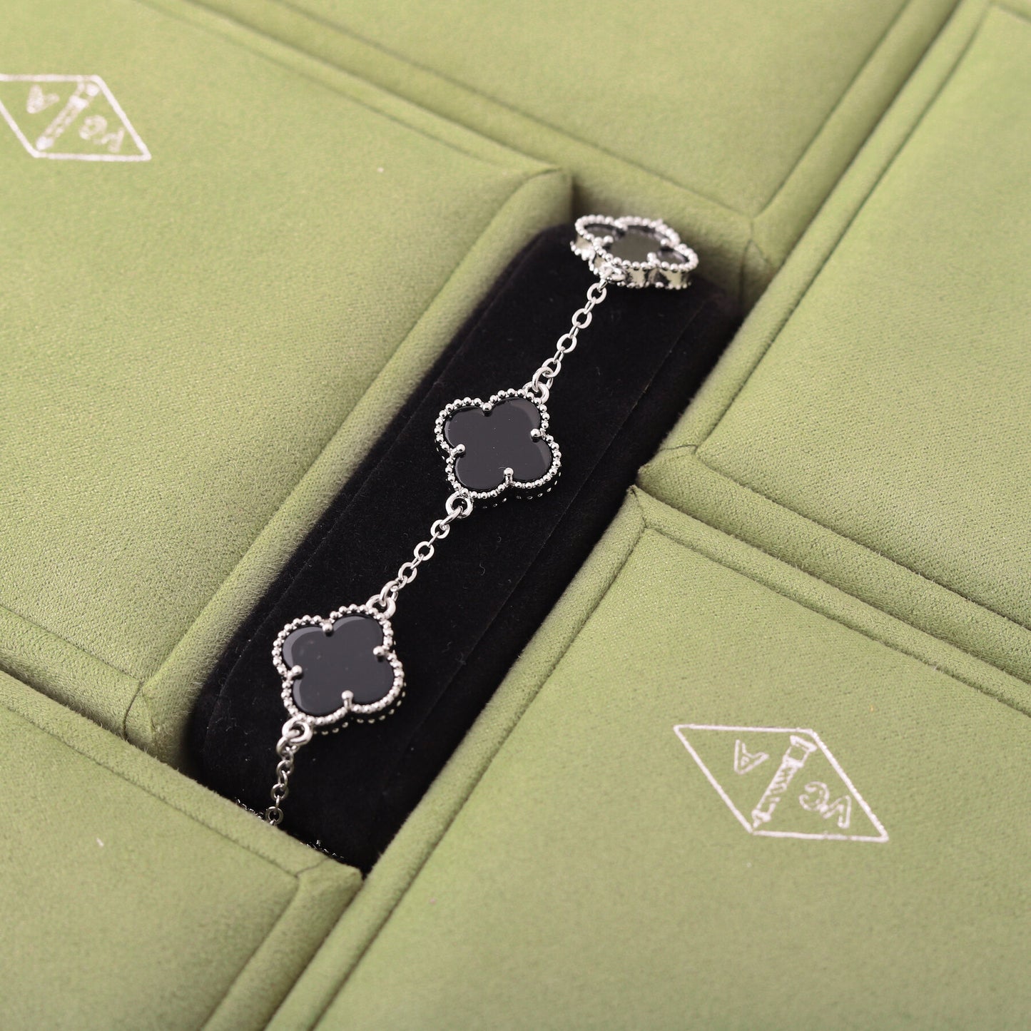 ✨ أسوارة فان كليف أسود وفضي - (مُختم) ✨