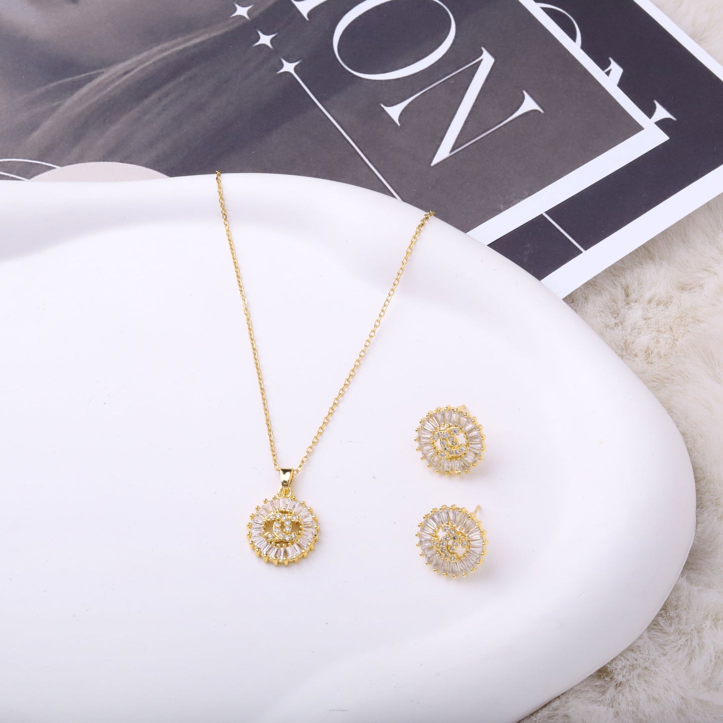 طقم شانيل – قطعتين بزركون ذهبي ✨💛