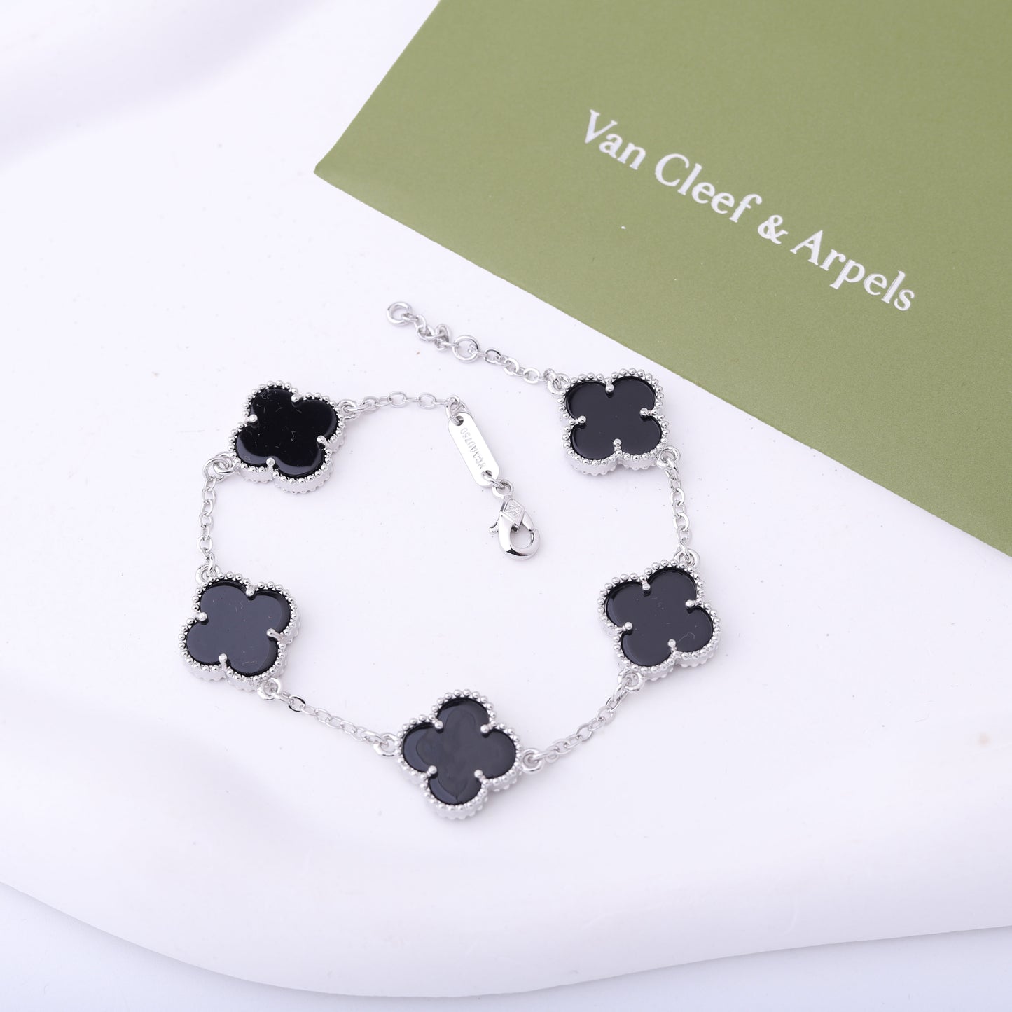 ✨ أسوارة فان كليف أسود وفضي - (مُختم) ✨