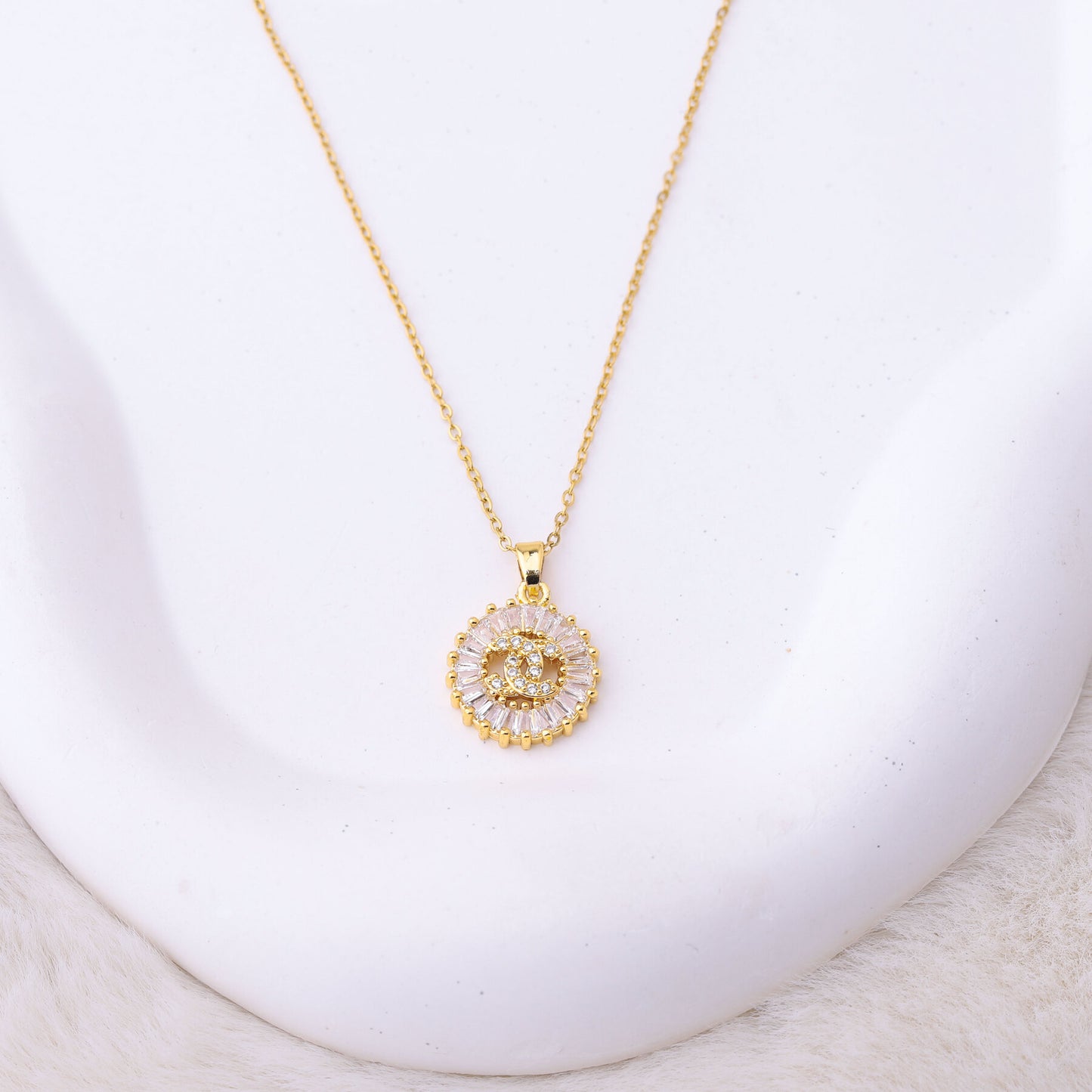 طقم شانيل – قطعتين بزركون ذهبي ✨💛