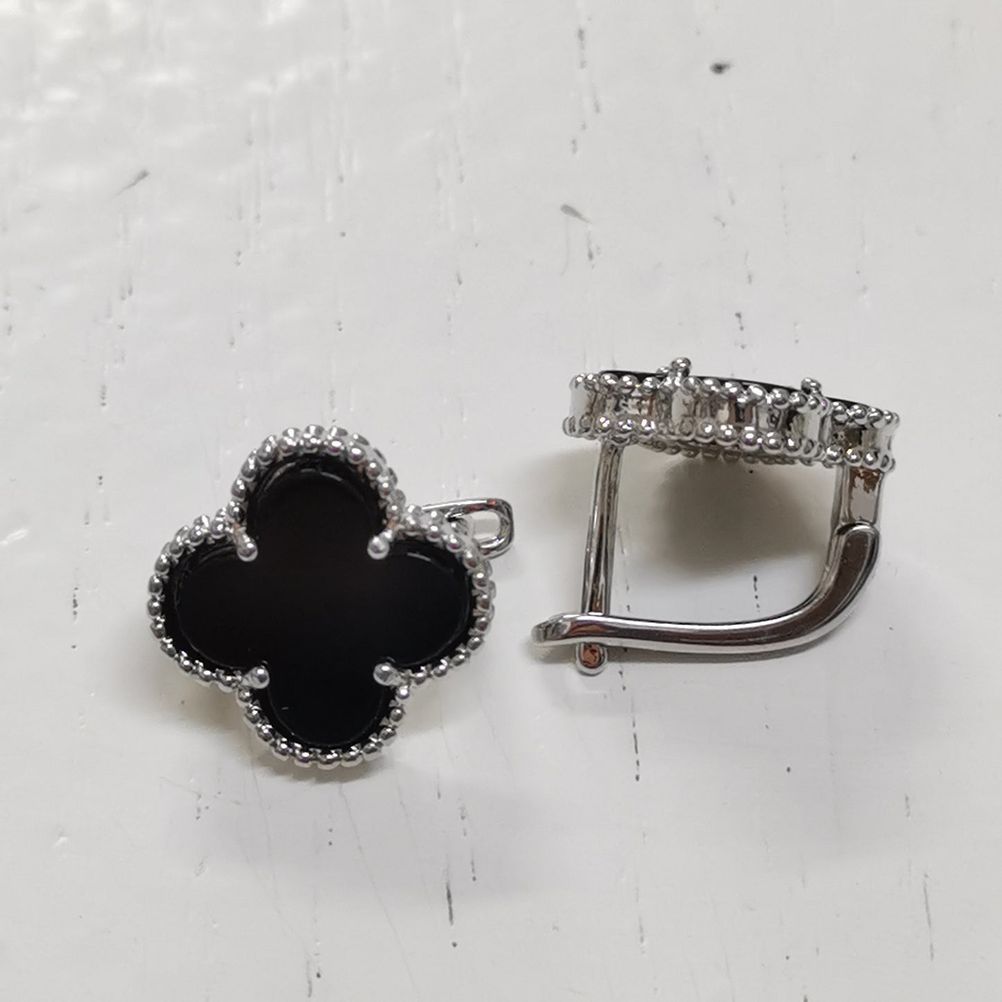 ✨ حلق فان كليف أسود وفضي - كبس ✨