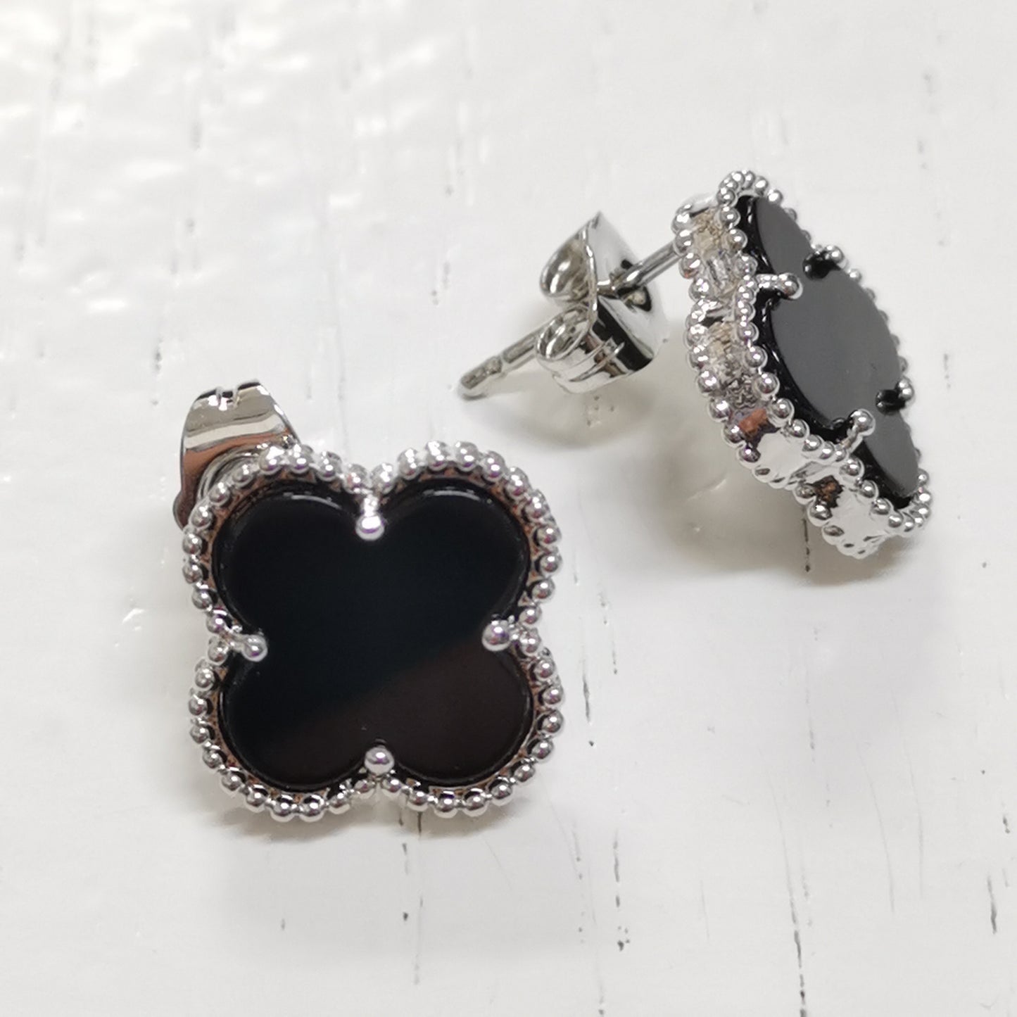 ✨ حلق فان كليف أسود وفضي - دبوس ✨