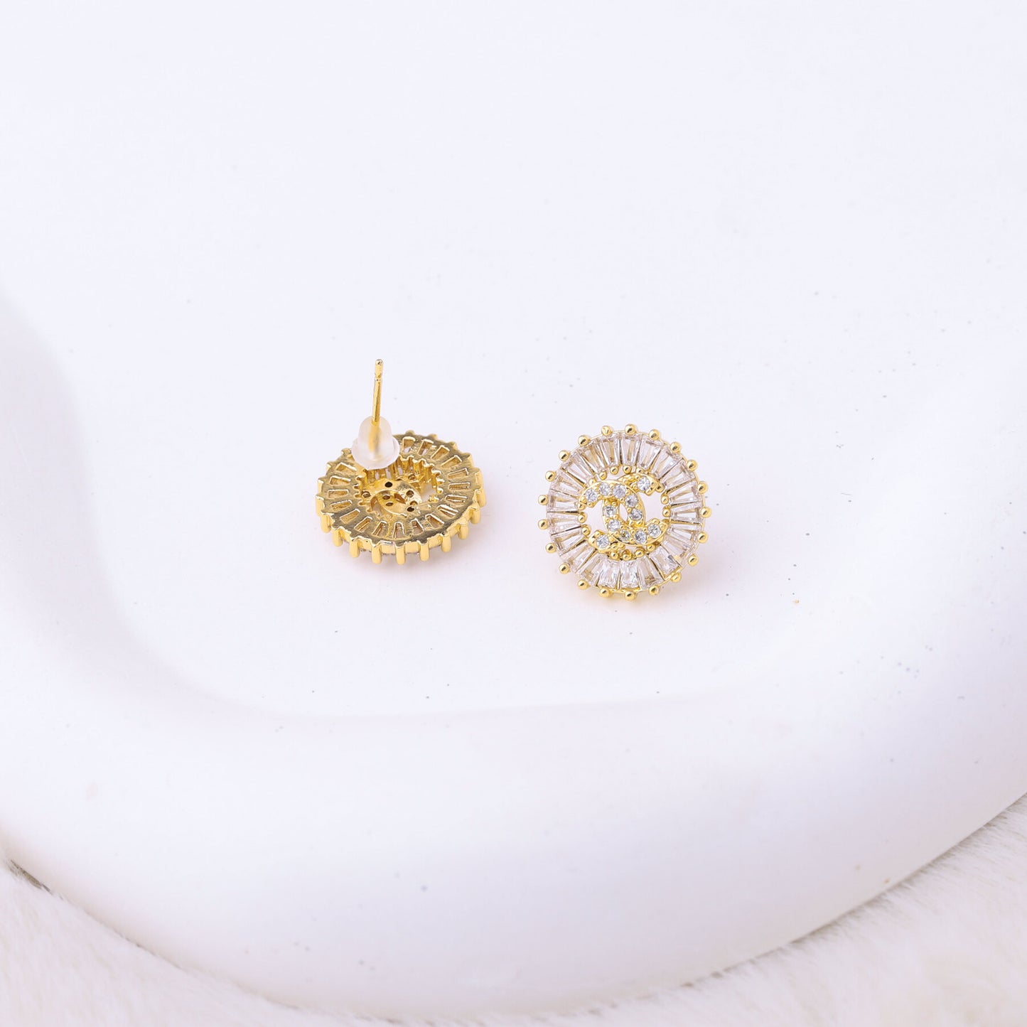 طقم شانيل – قطعتين بزركون ذهبي ✨💛