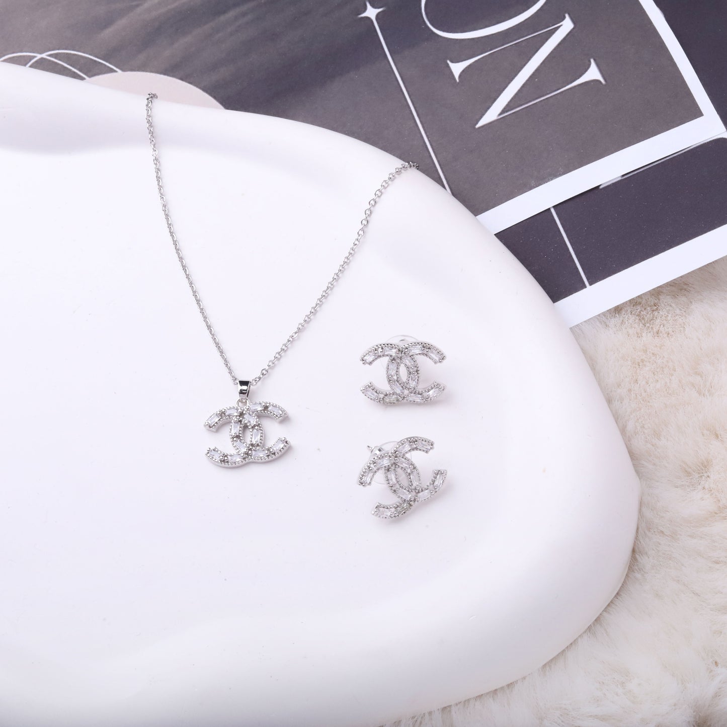 طقم شانيل – قطعتين ناعم فضي ✨💎