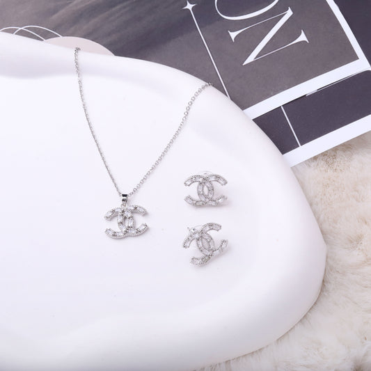 طقم شانيل – قطعتين ناعم فضي ✨💎