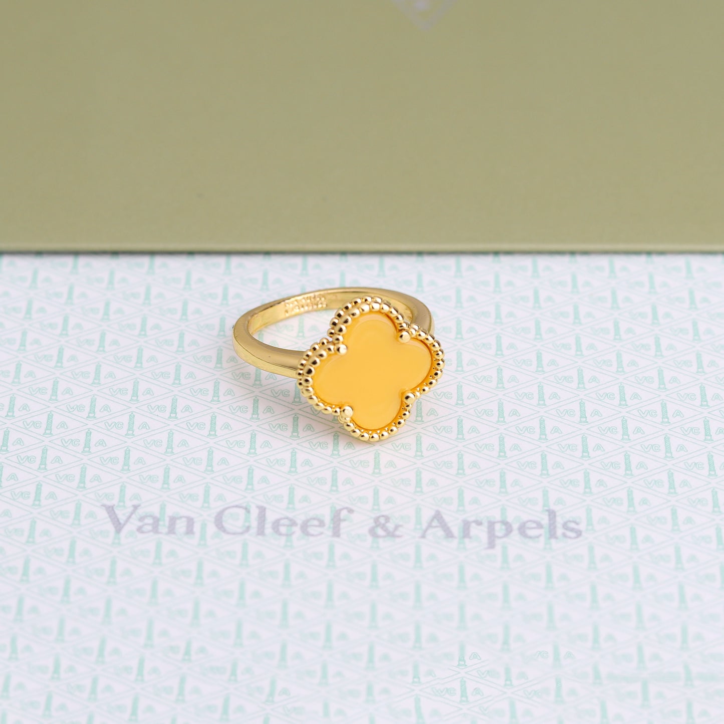 ✨ خاتم فان كليف أصفر ✨