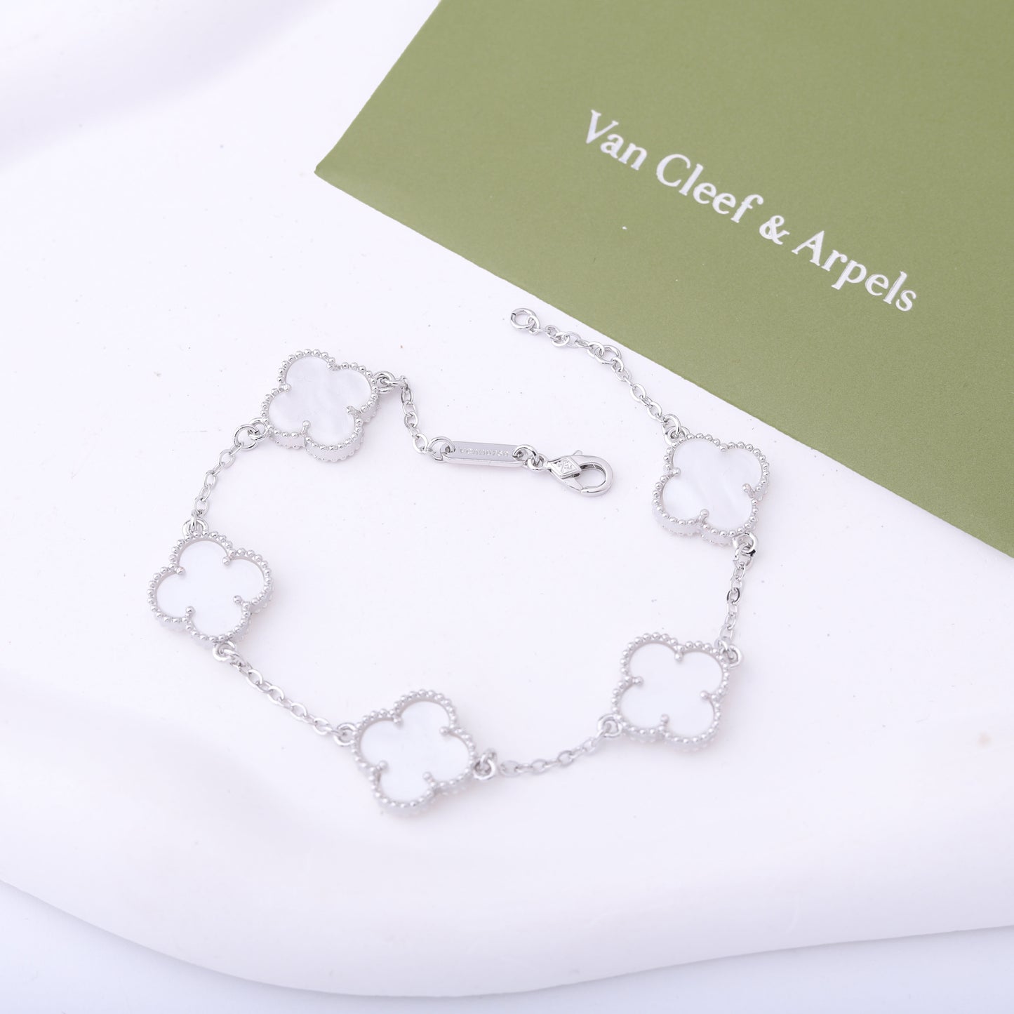 ✨ أسوارة فان كليف أبيض وفضي - (مُختم) ✨