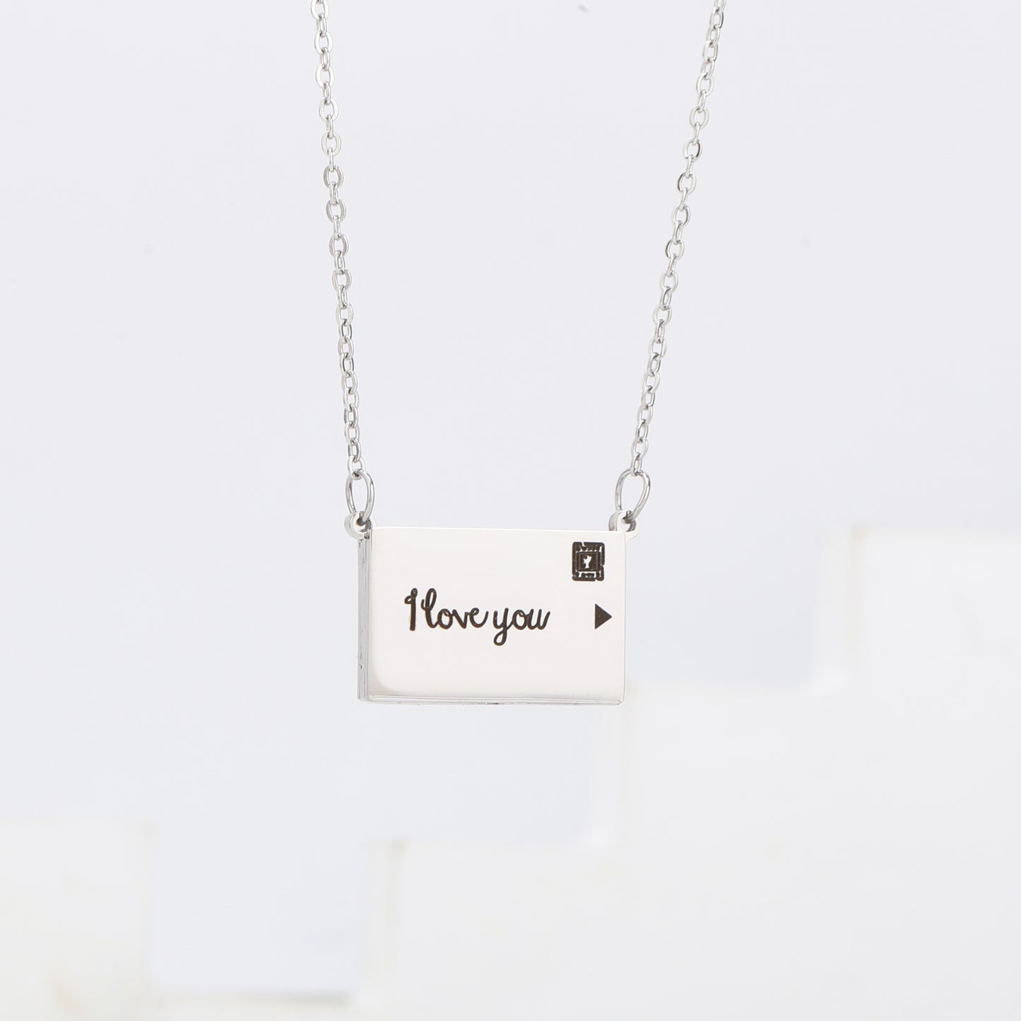 سنسال حفر شكل رسالة – فضي ✉️✨