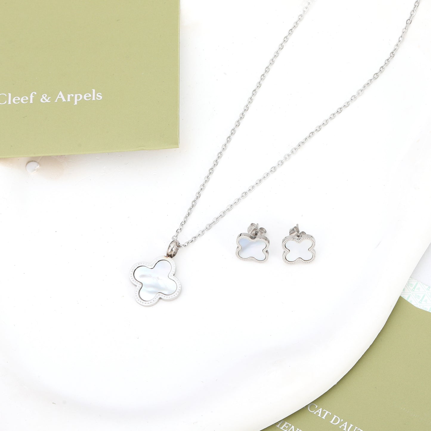 ✨ طقم فان كليف فضي وأبيض ناعم - سنسال وحلق ✨