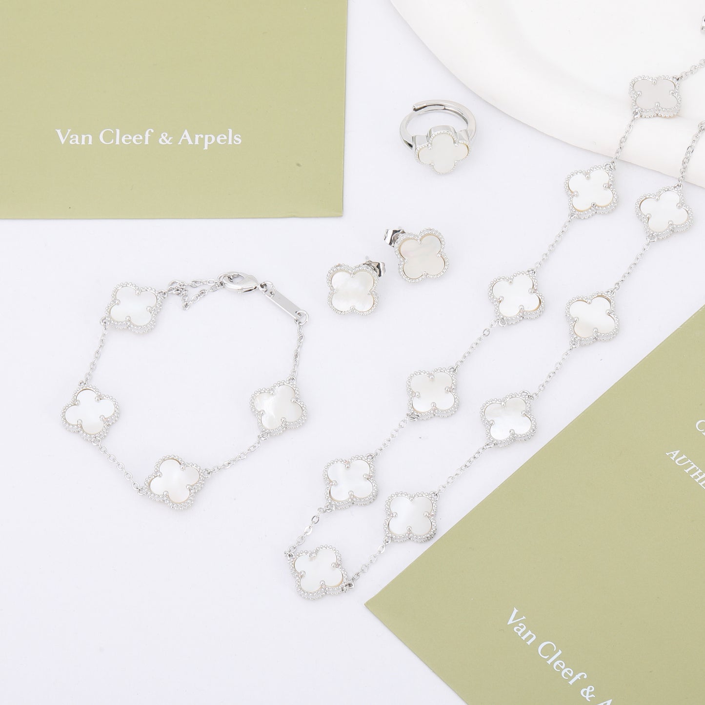 ✨ طقم فان كليف أبيض وفضي - 4 قطع ✨