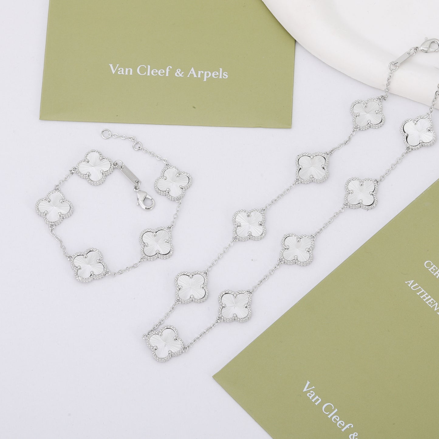 ✨ طقم فان كليف 10 وردات فضي - سنسال وأسورة ✨