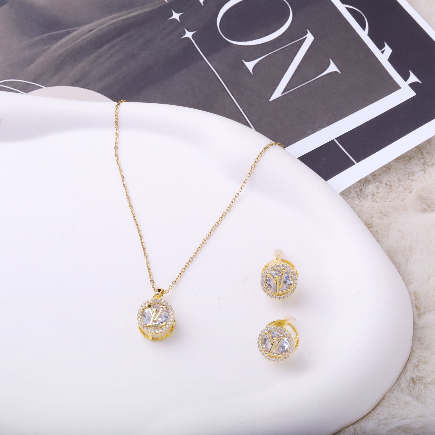 ✨ طقم لويس فيتون LV – مدور بزركون ذهبي ✨