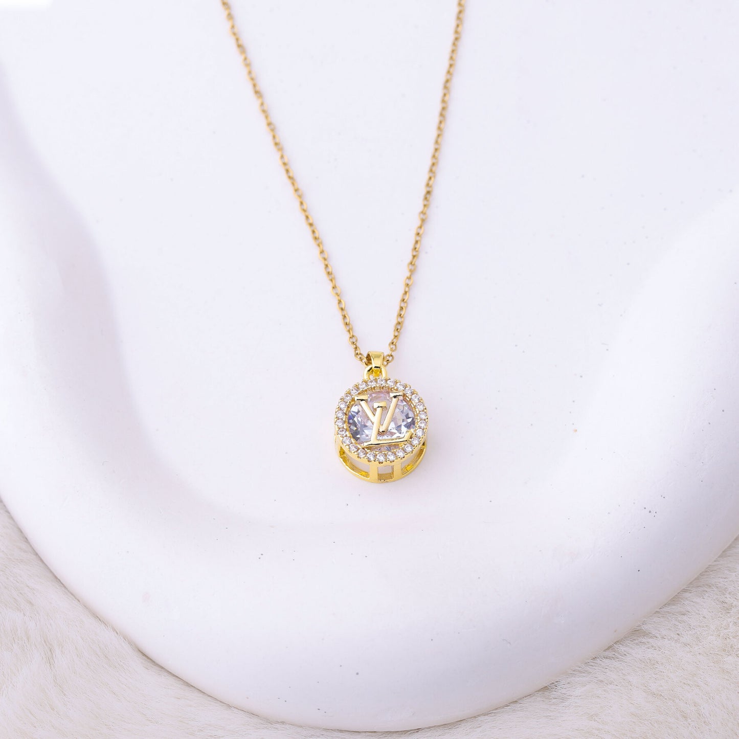 ✨ طقم لويس فيتون LV – مدور بزركون ذهبي ✨
