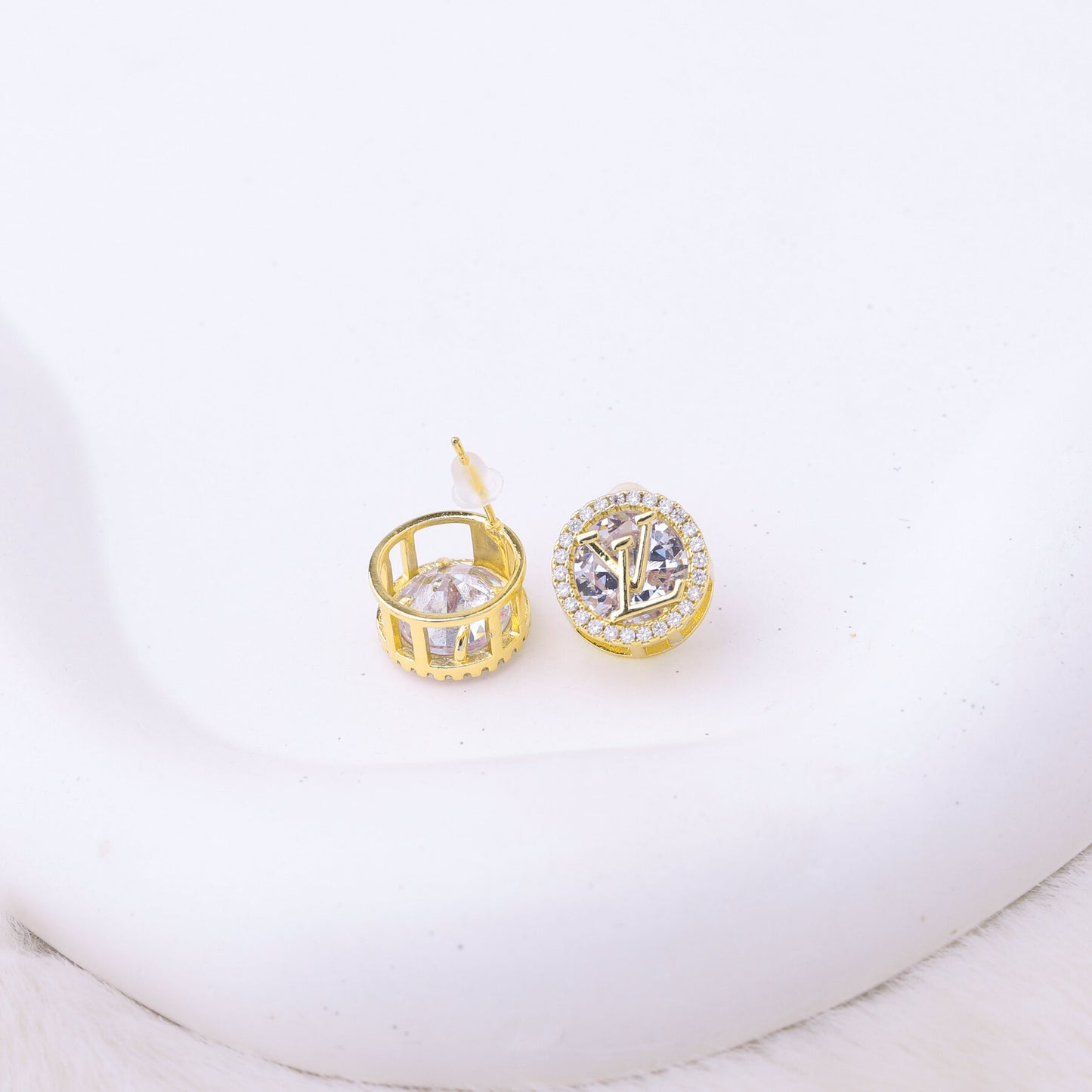 ✨ طقم لويس فيتون LV – مدور بزركون ذهبي ✨