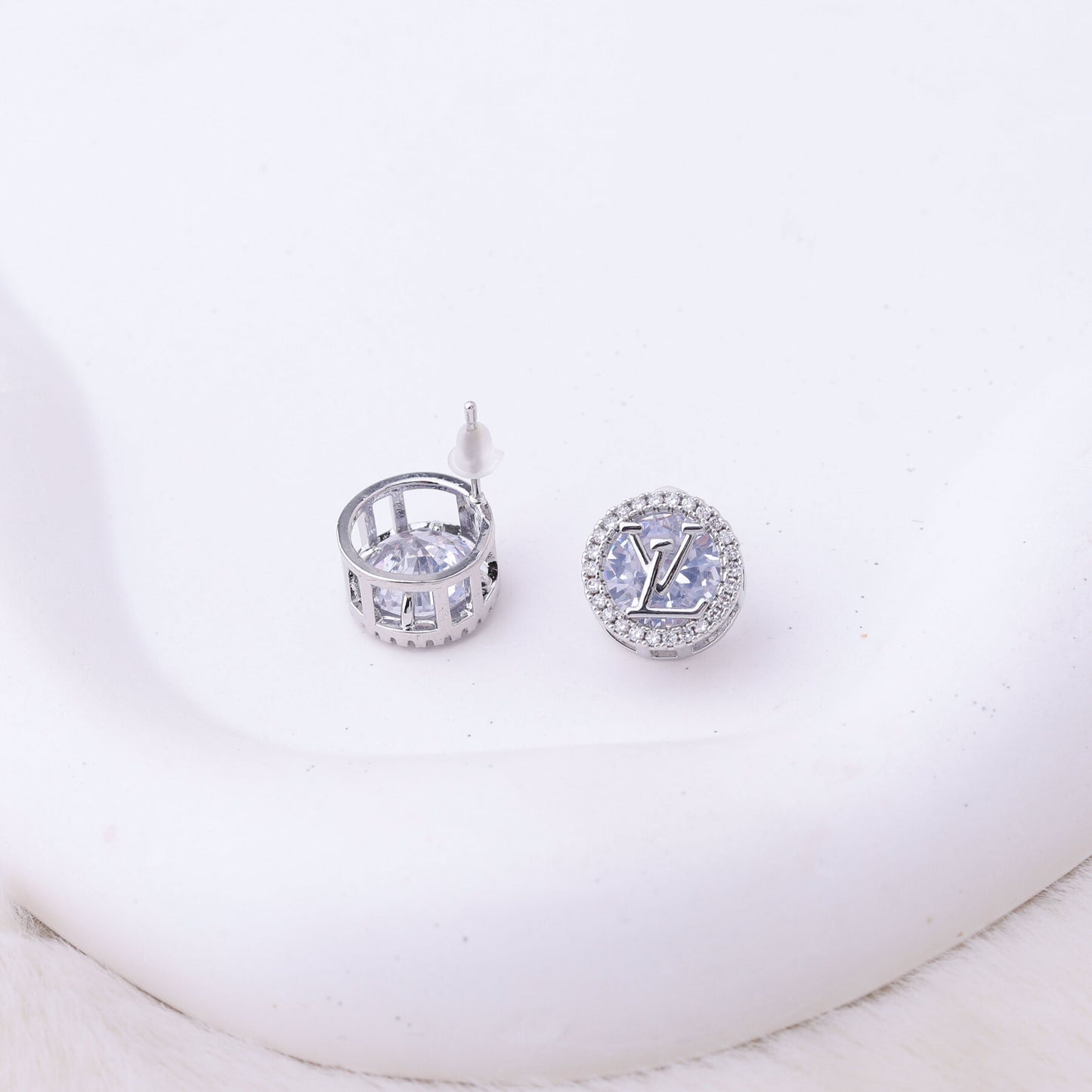 ✨ طقم لويس فيتون LV – مدور بزركون فضي ✨