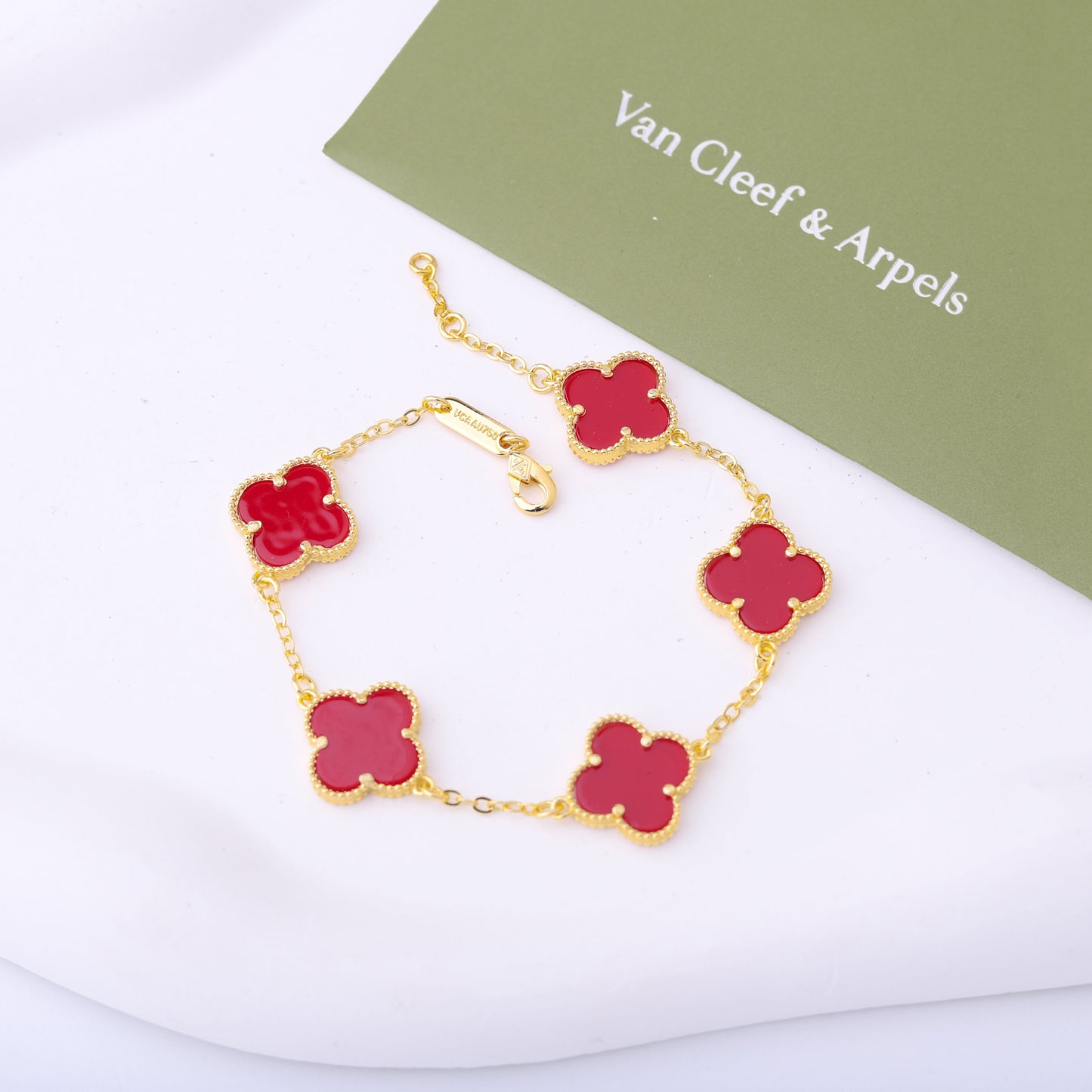 ✨ أسوارة فان كليف أحمر وذهبي - (مُختم) ✨
