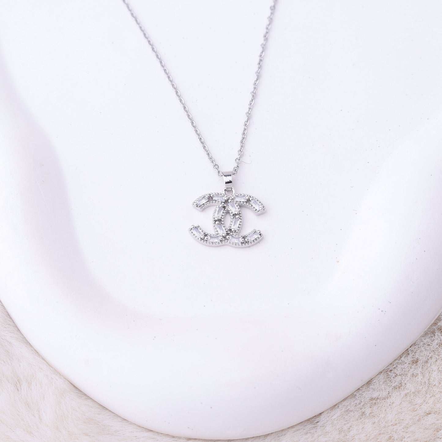 طقم شانيل – قطعتين ناعم فضي ✨💎