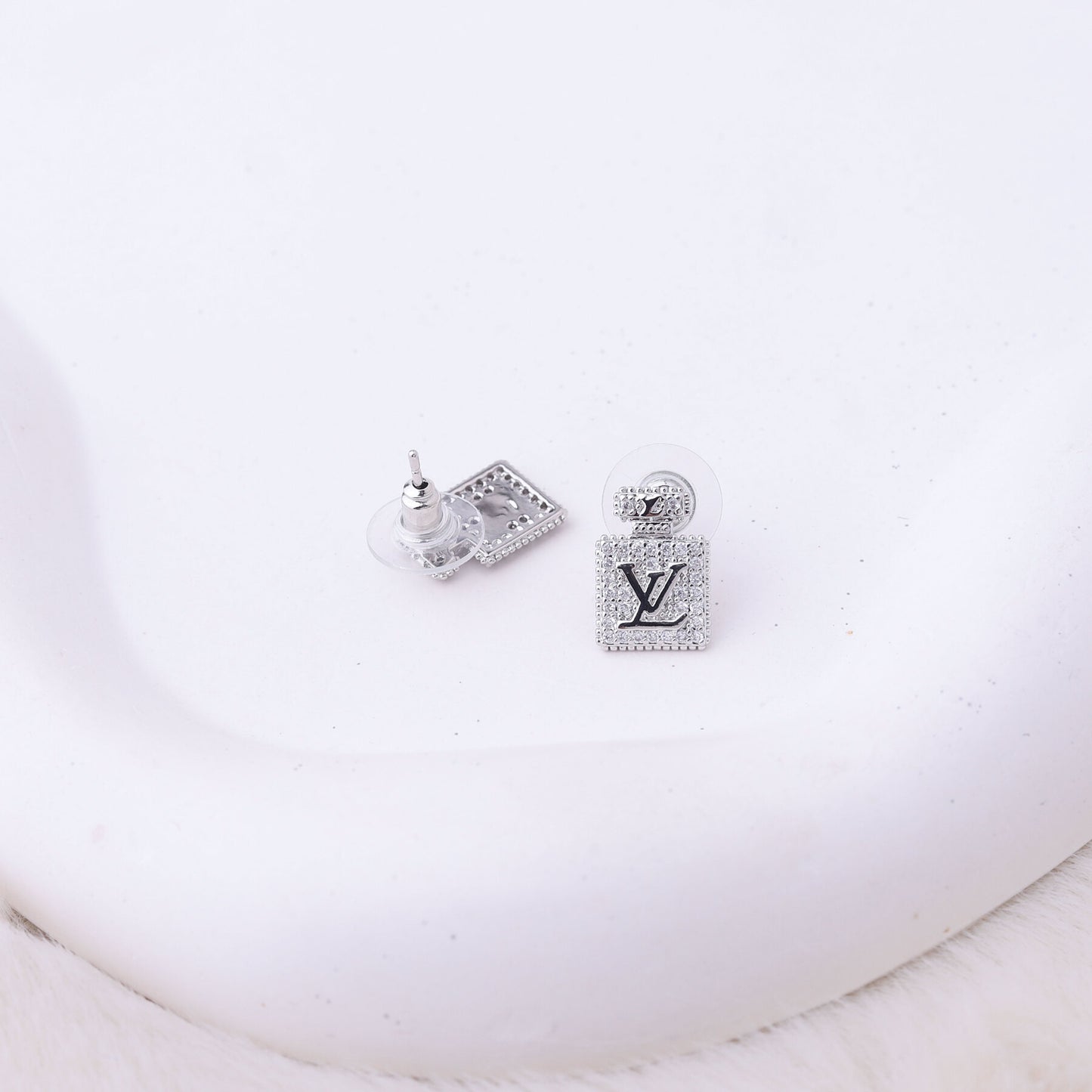 ✨ طقم لويس فيتون LV – مربع بزركون فضي فاخر ✨