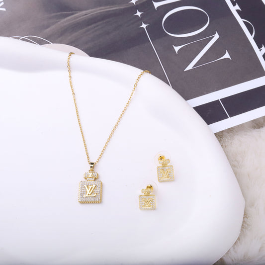 ✨ طقم لويس فيتون LV – مربع بزركون ذهبي فاخر ✨