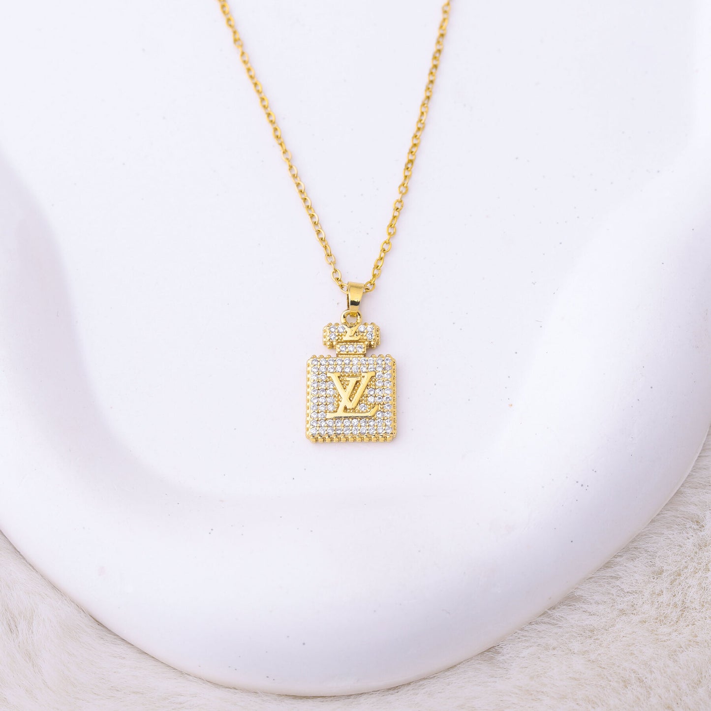 ✨ طقم لويس فيتون LV – مربع بزركون ذهبي فاخر ✨