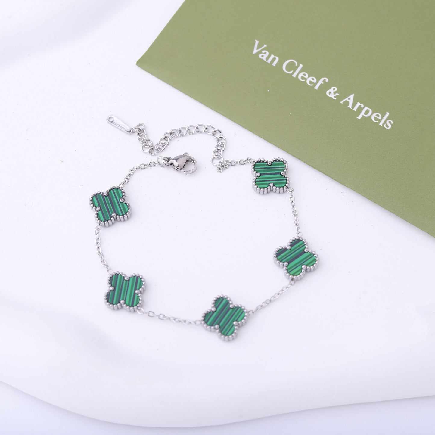 ✨ أسوارة فان كليف أخضر وفضي ستيل ✨