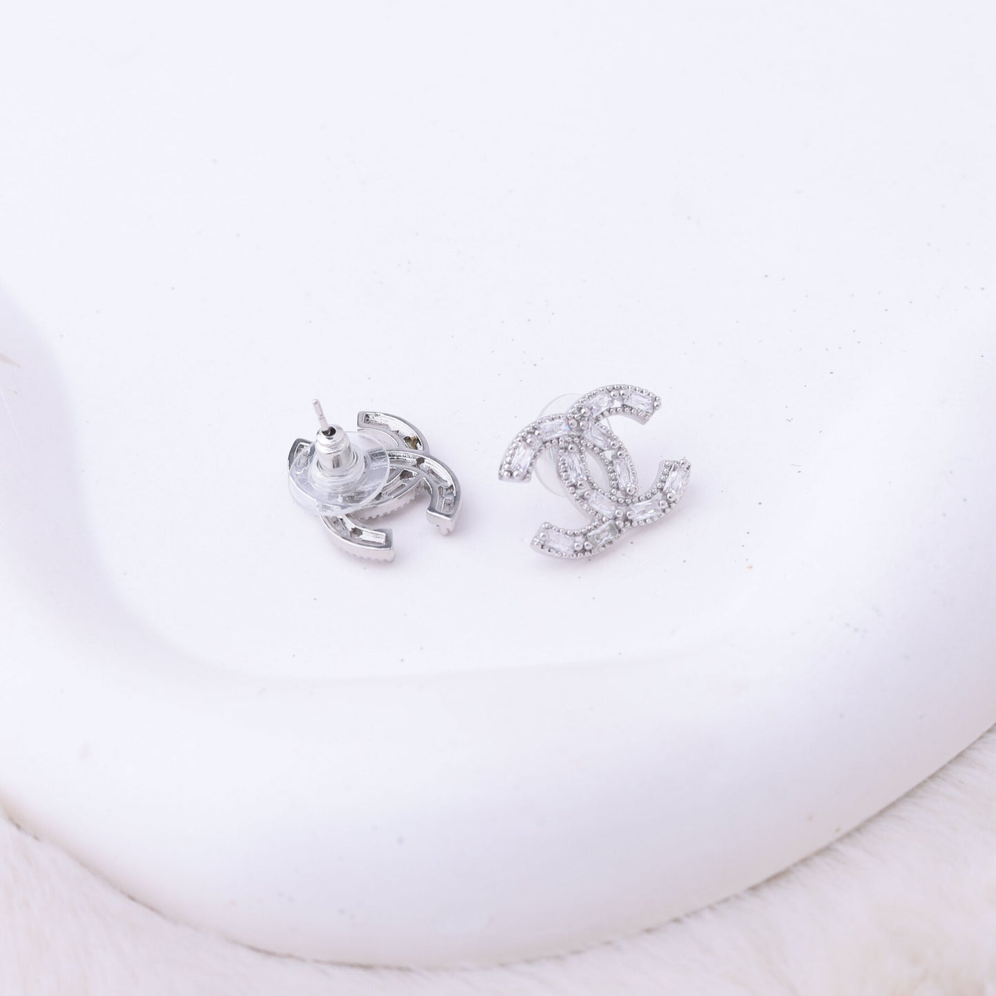 طقم شانيل – قطعتين ناعم فضي ✨💎