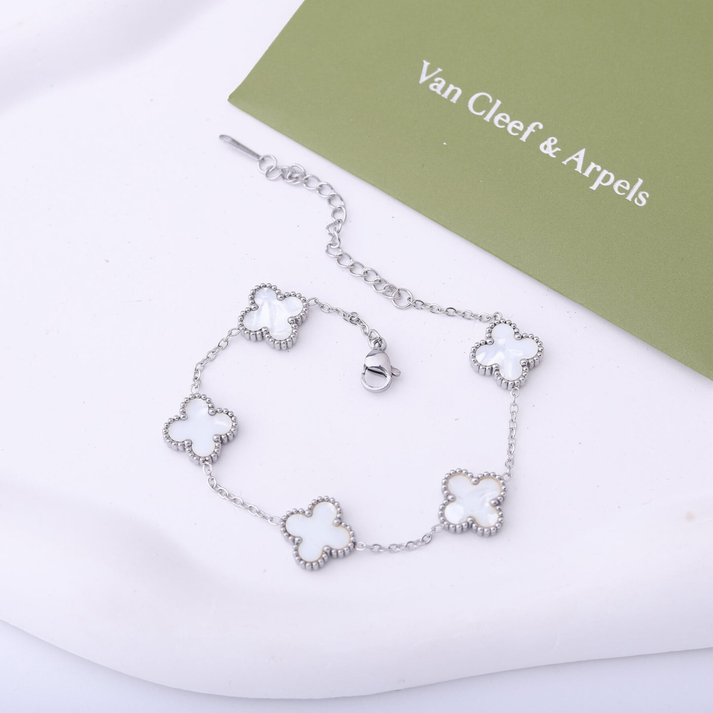 ✨ أسوارة فان كليف أبيض وفضي ستيل ✨