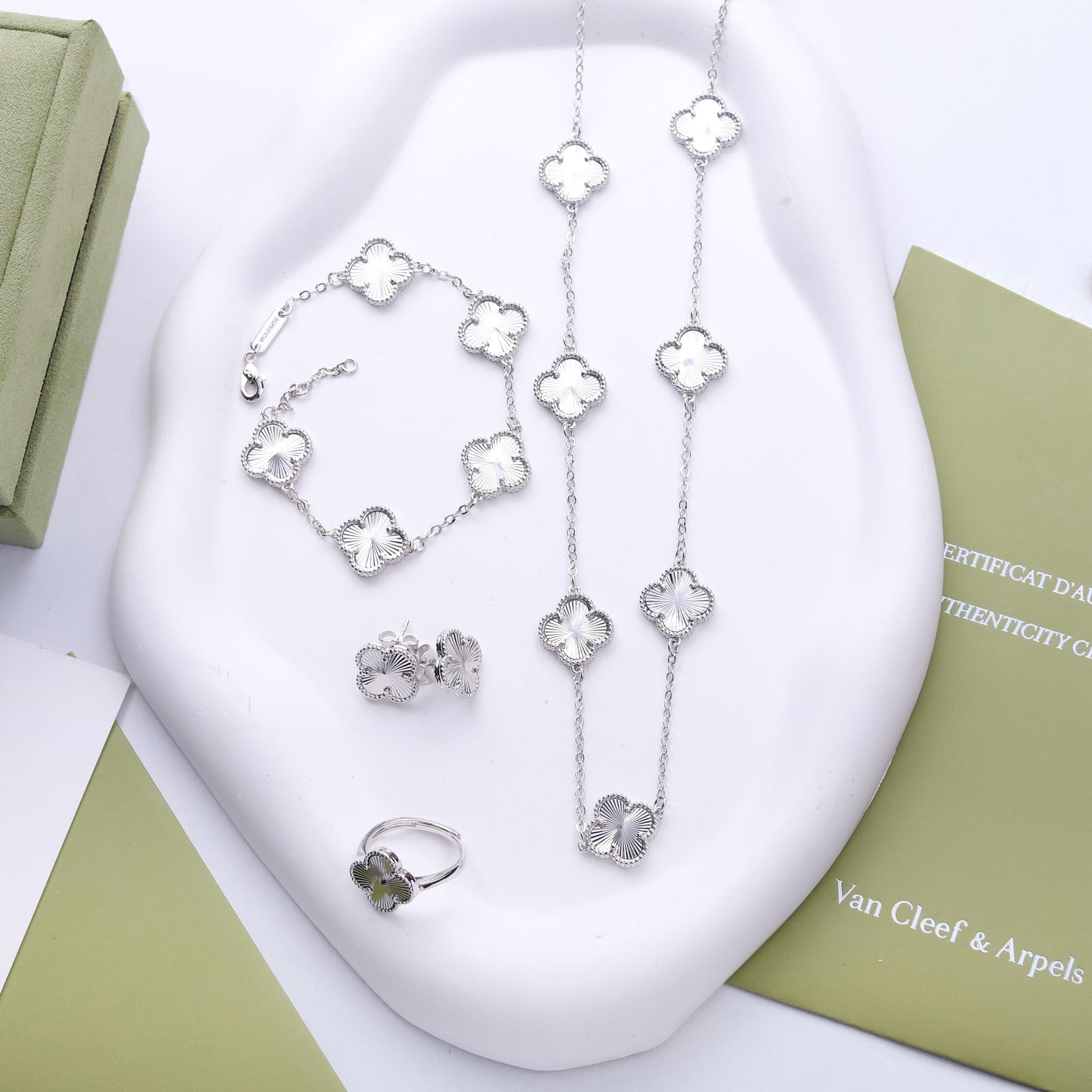 ✨ طقم فان كليف فضي - 4 قطع | 7 وردات ✨