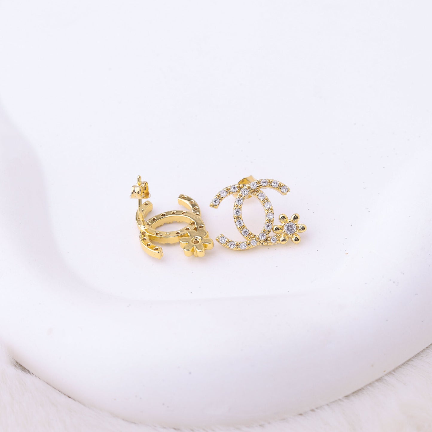 طقم شانيل – وردة ناعمة بزركون ذهبي 🌸💛