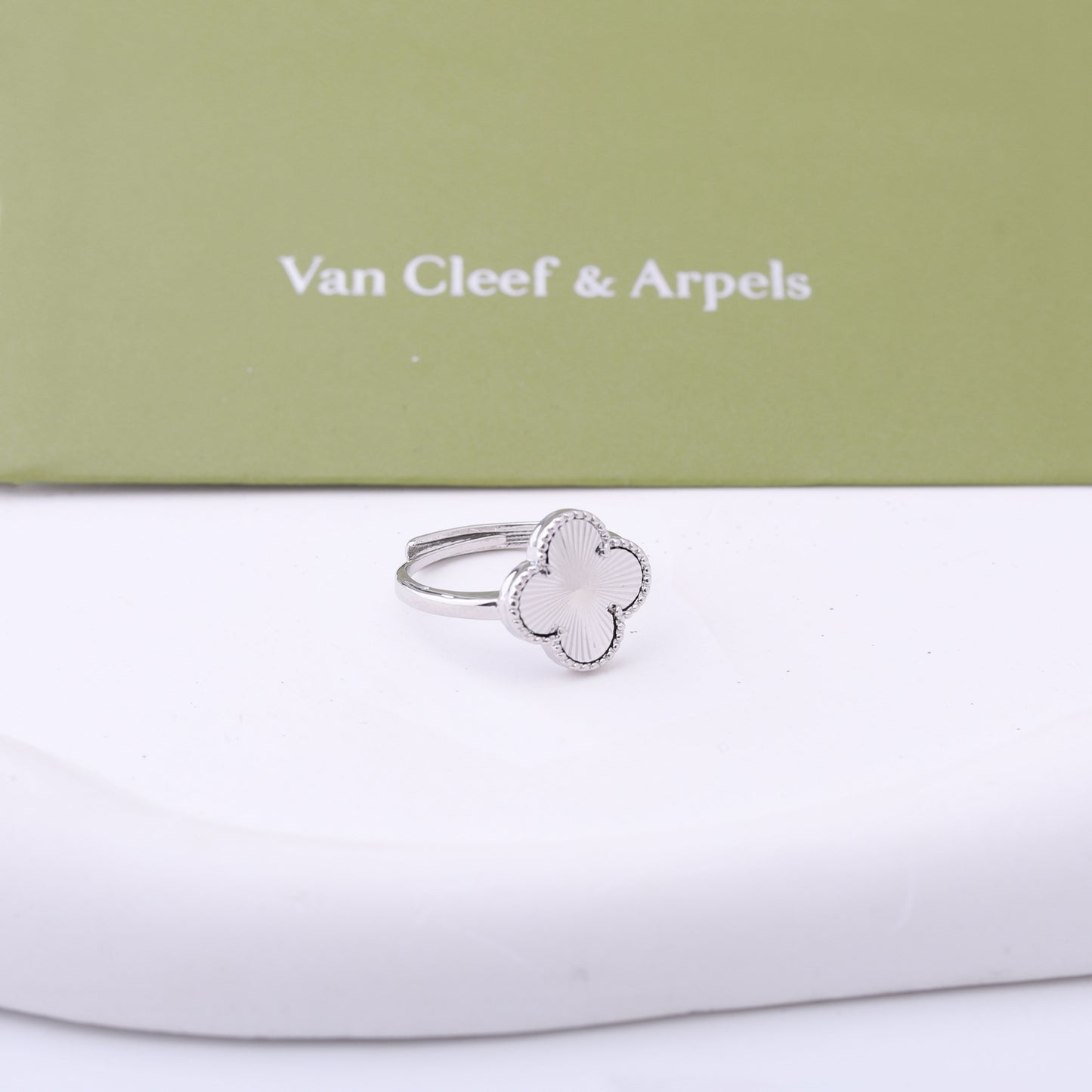 ✨ خاتم فان كليف فضي ✨