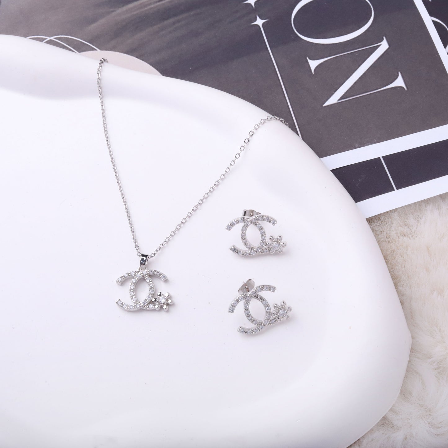 طقم شانيل – وردة ناعمة بزركون فضي 🌸✨