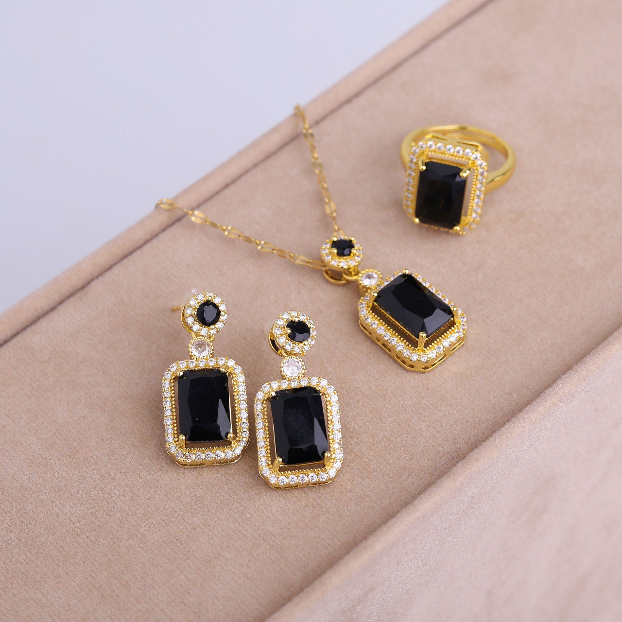 ✨ طقم لازوردي – 3 قطع ذهبي بزركون أسود ✨