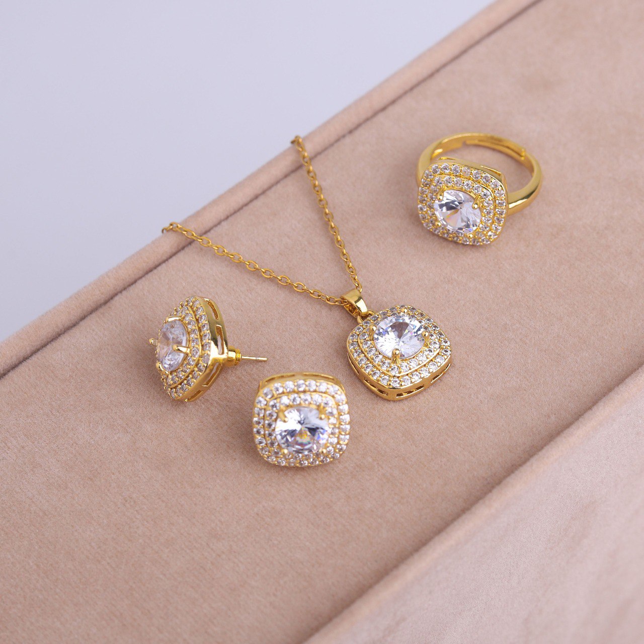 ✨ طقم لازوردي – مربع 3 قطع ذهبي مرصع بالزركون ✨