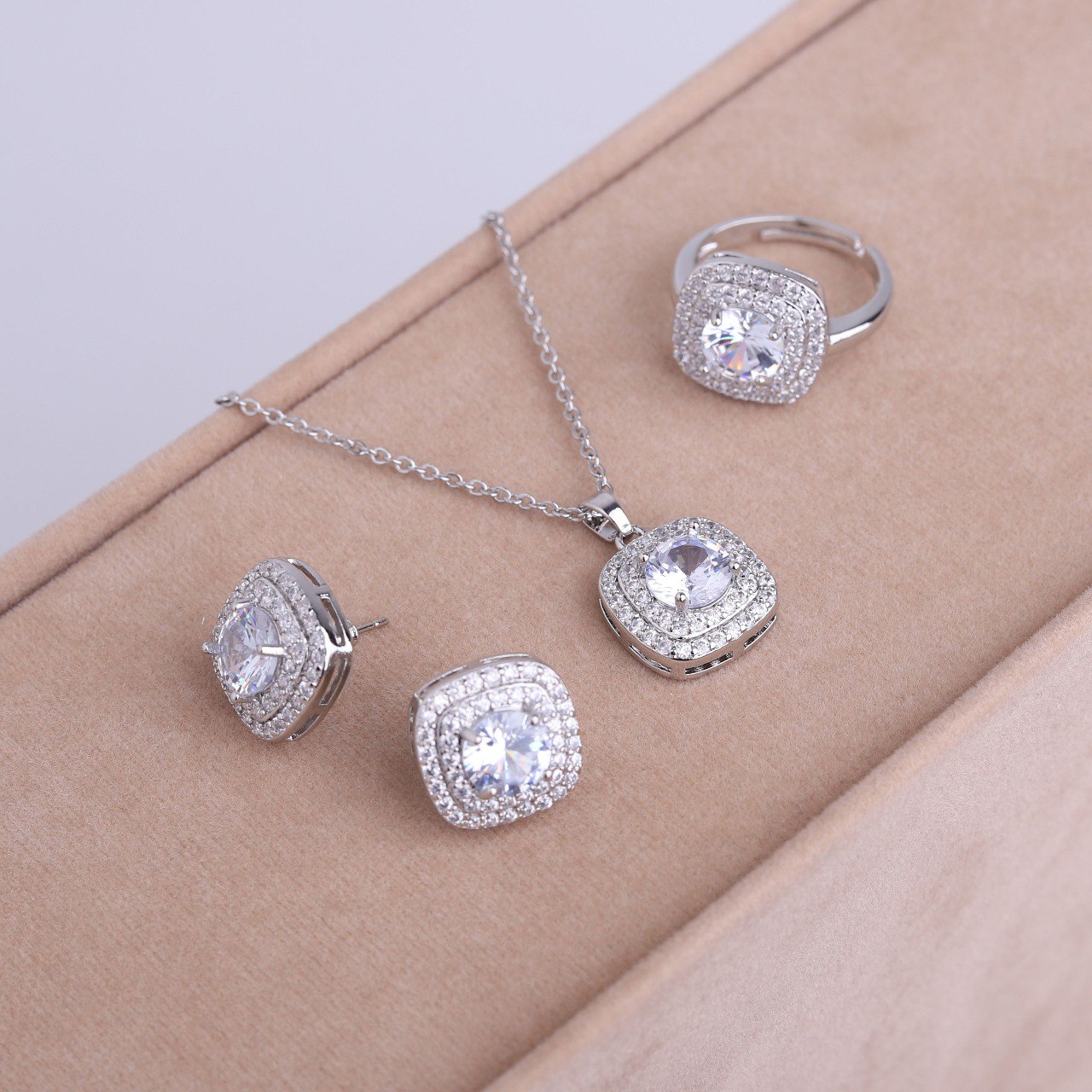 ✨ طقم لازوردي – مربع 3 قطع فضي مرصع بالزركون ✨