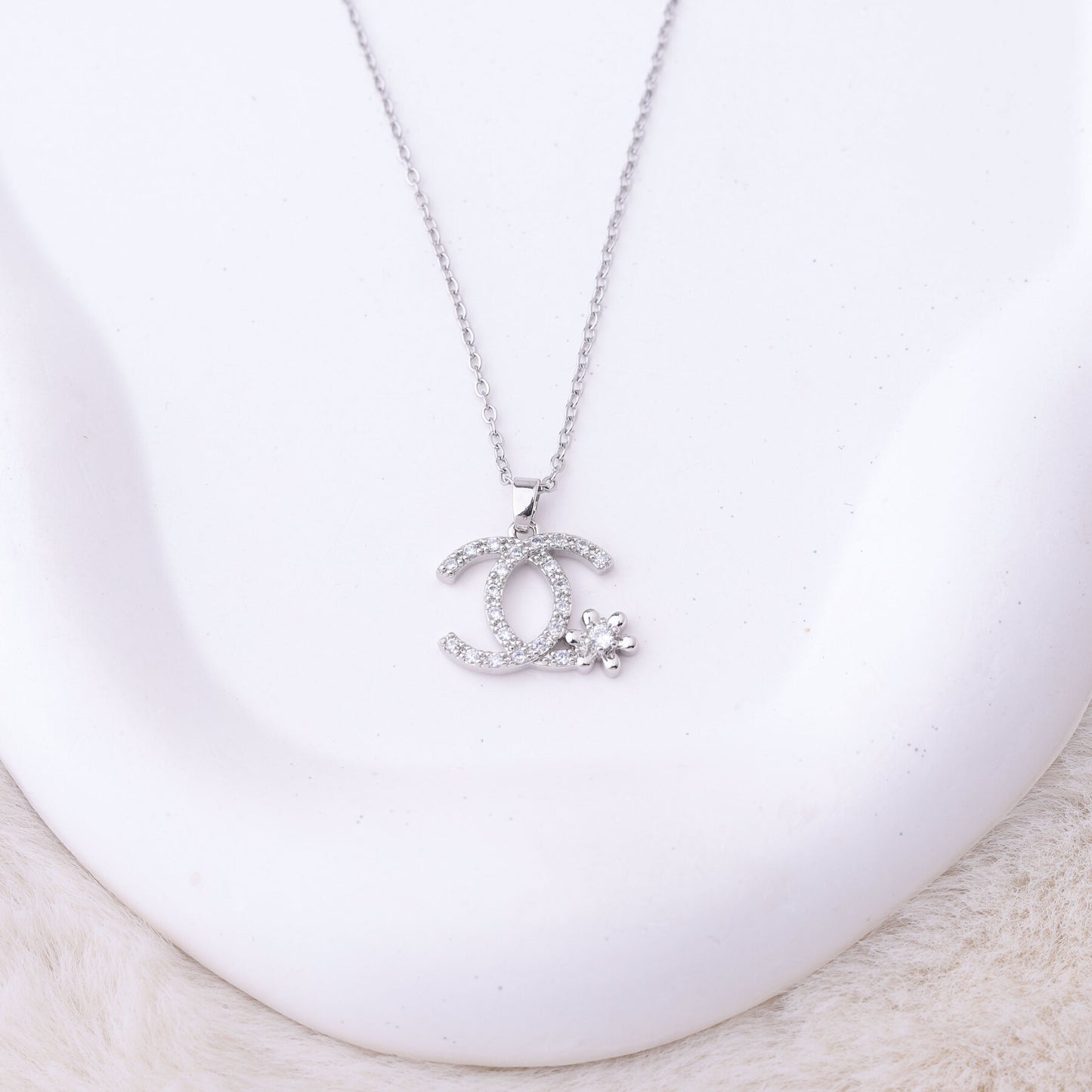 طقم شانيل – وردة ناعمة بزركون فضي 🌸✨