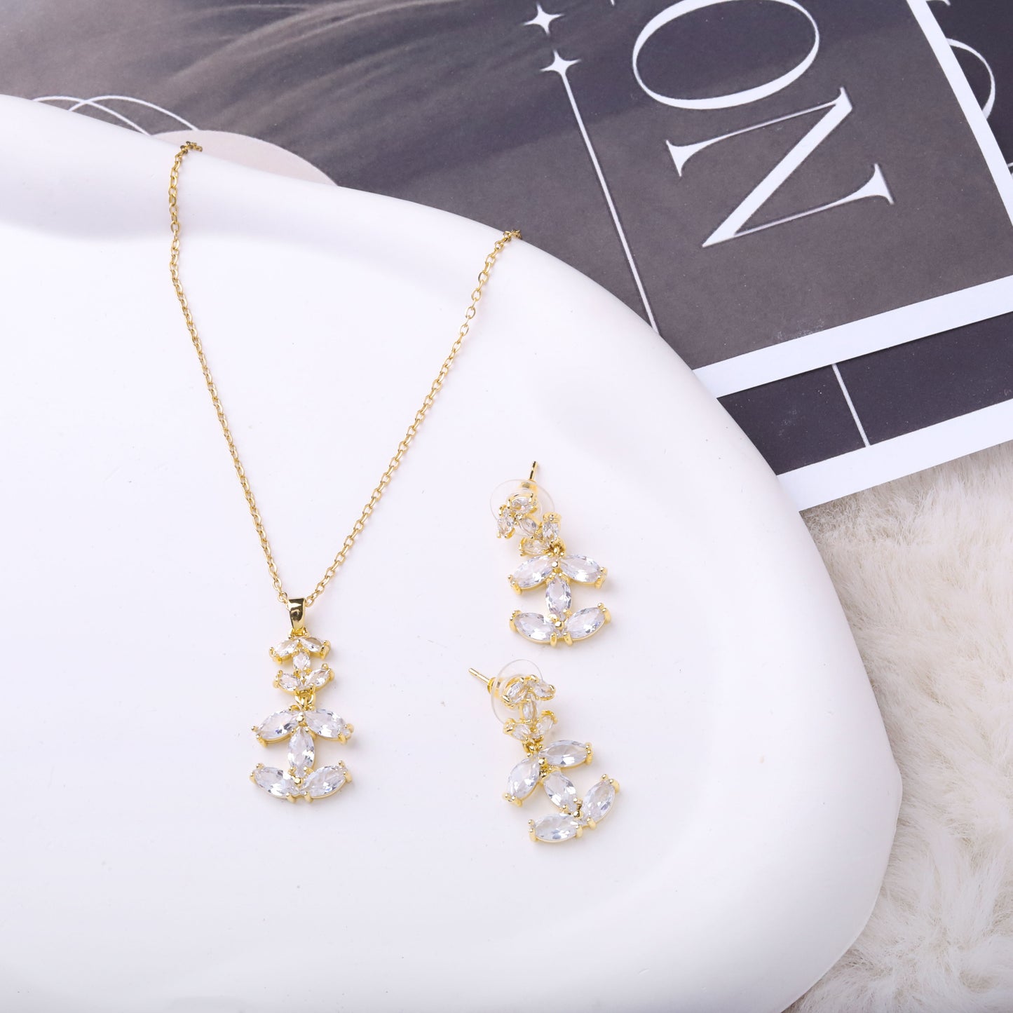 طقم شانيل – طبقتين بزركون ذهبي ✨💛