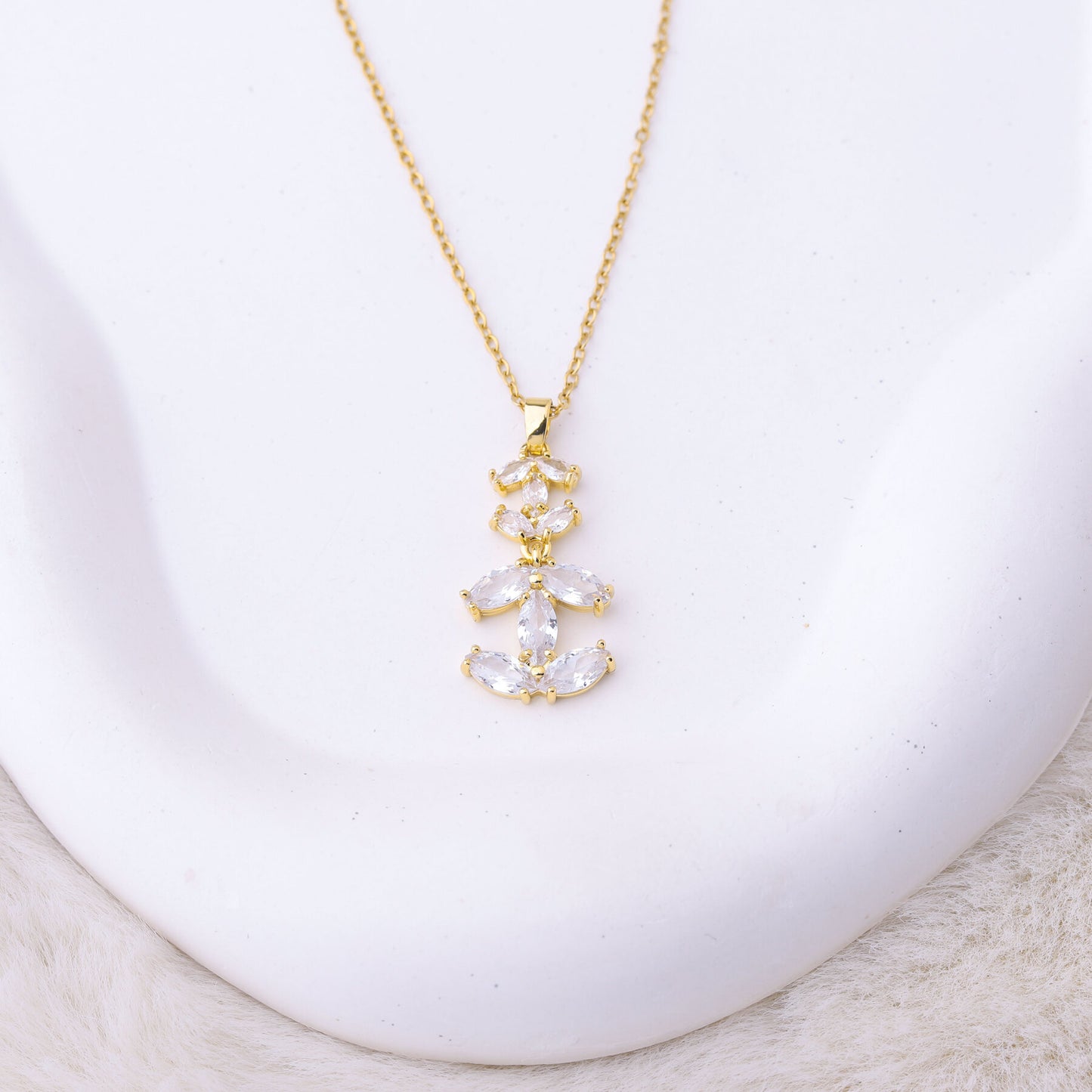 طقم شانيل – طبقتين بزركون ذهبي ✨💛