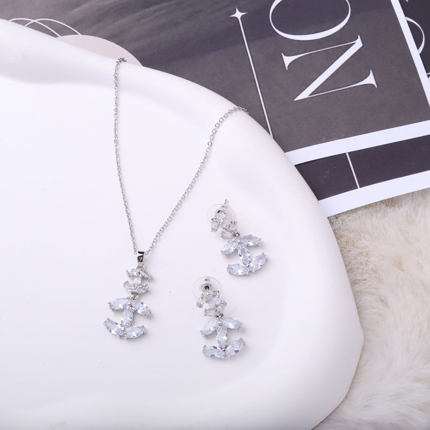 طقم شانيل – طبقتين بزركون فضي ✨💎