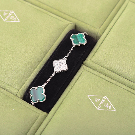 ✨ أسوارة فان كليف زركون فضي وأخضر - (مُختم) ✨
