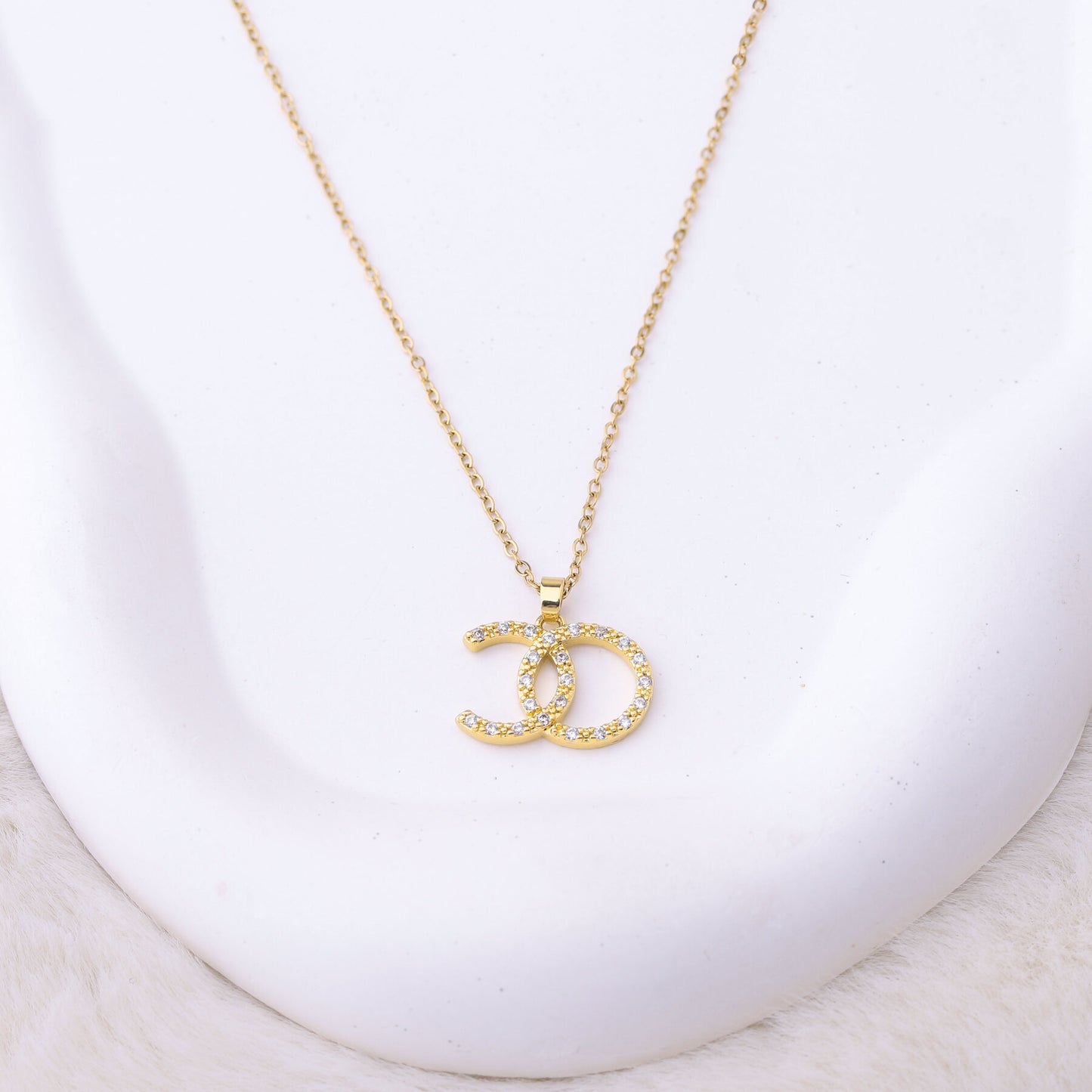 طقم شانيل – قطعتين بزركون ناعم ذهبي ✨💛