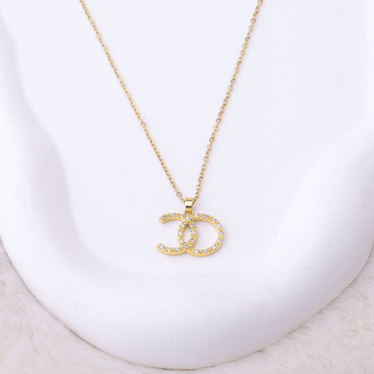 طقم شانيل – قطعتين بزركون ناعم ذهبي ✨💛