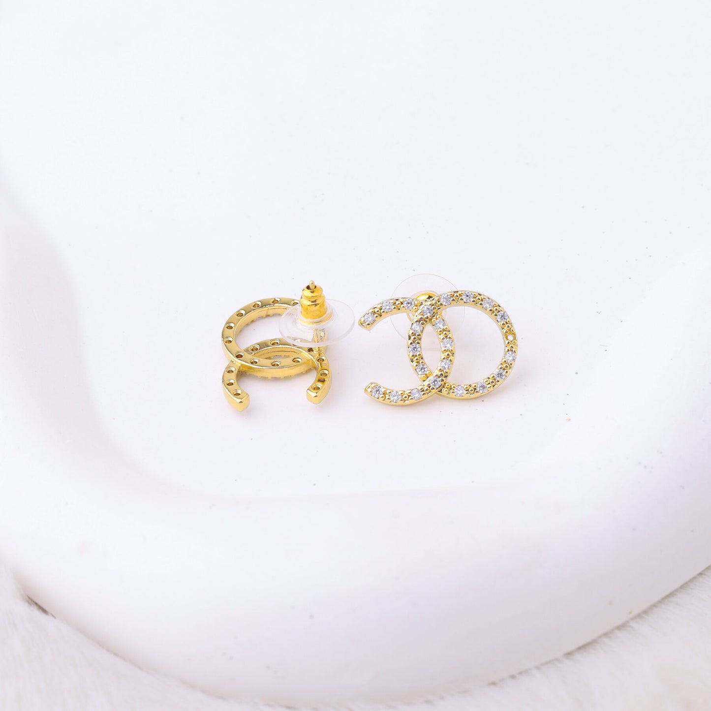 طقم شانيل – قطعتين بزركون ناعم ذهبي ✨💛