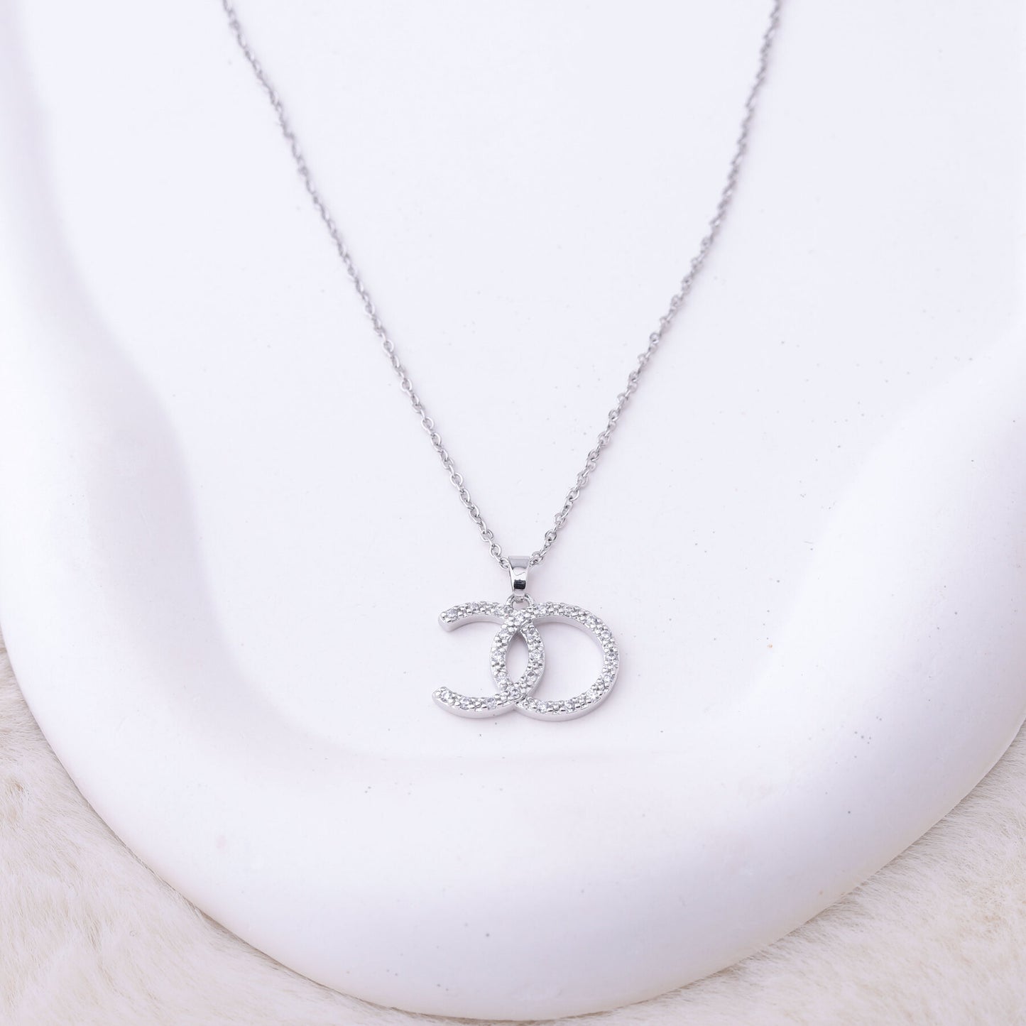 طقم شانيل – قطعتين بزركون ناعم فضي ✨💎